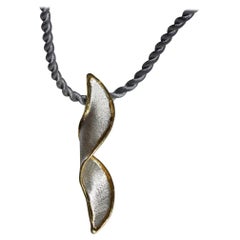 Yianni Creations Colgante de plata fina y oro de 24 quilates en dos tonos con realce en espiral