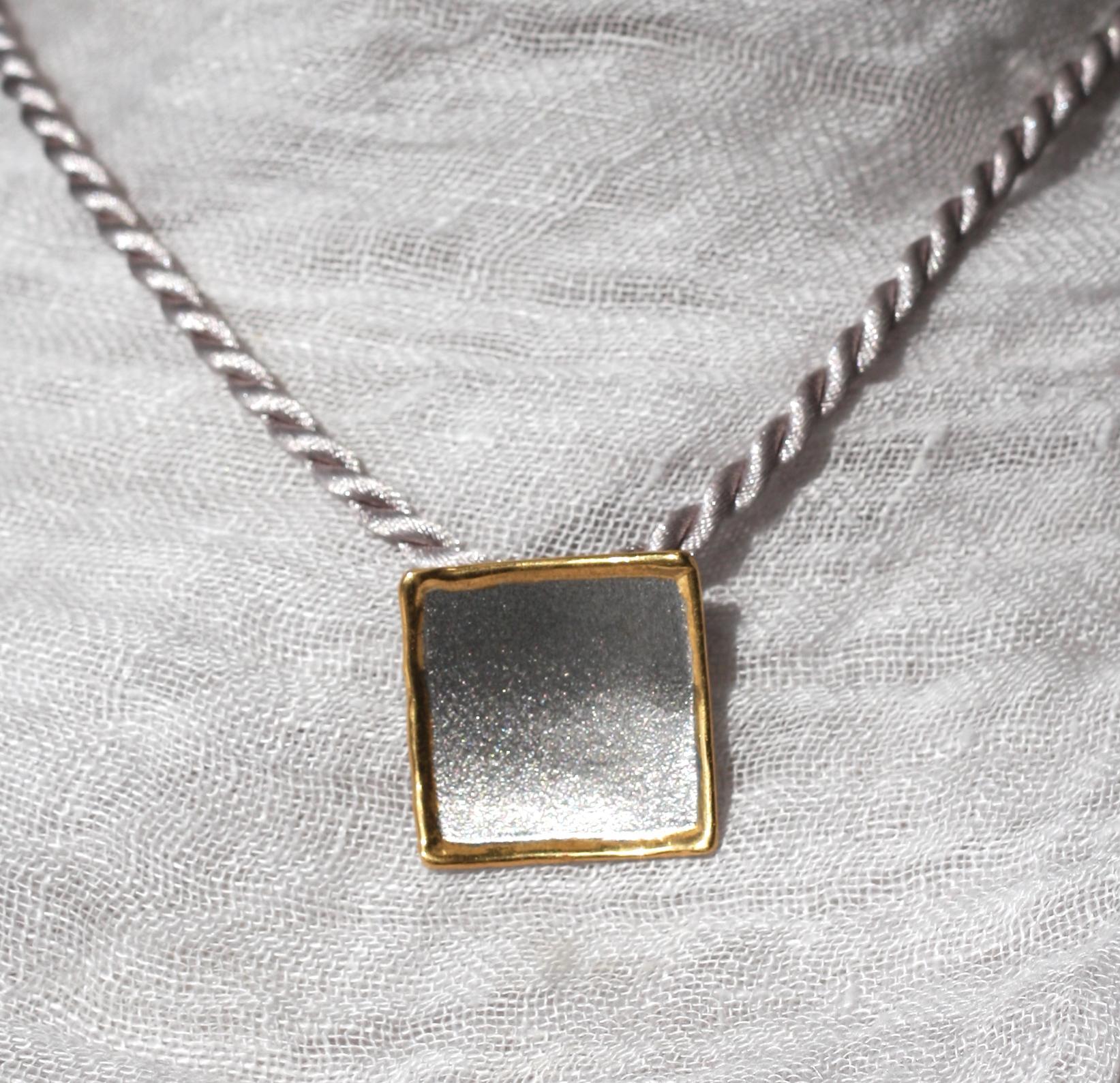 Contemporaneo Yianni Creations, argento fino e oro 24 carati, ciondolo quadrato bicolore con rinforzo in vendita