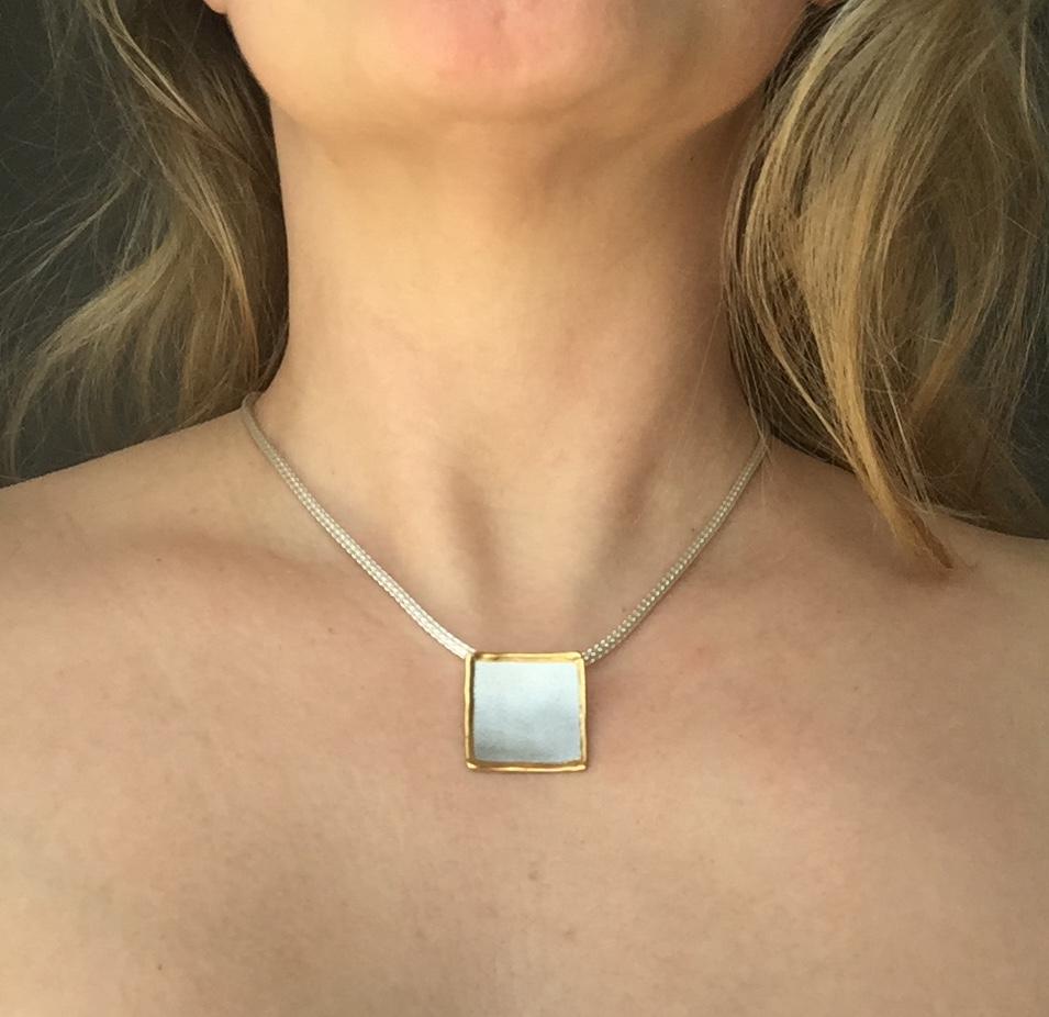 Yianni Creations, argento fino e oro 24 carati, ciondolo quadrato bicolore con rinforzo In condizioni Nuovo in vendita a Astoria, NY