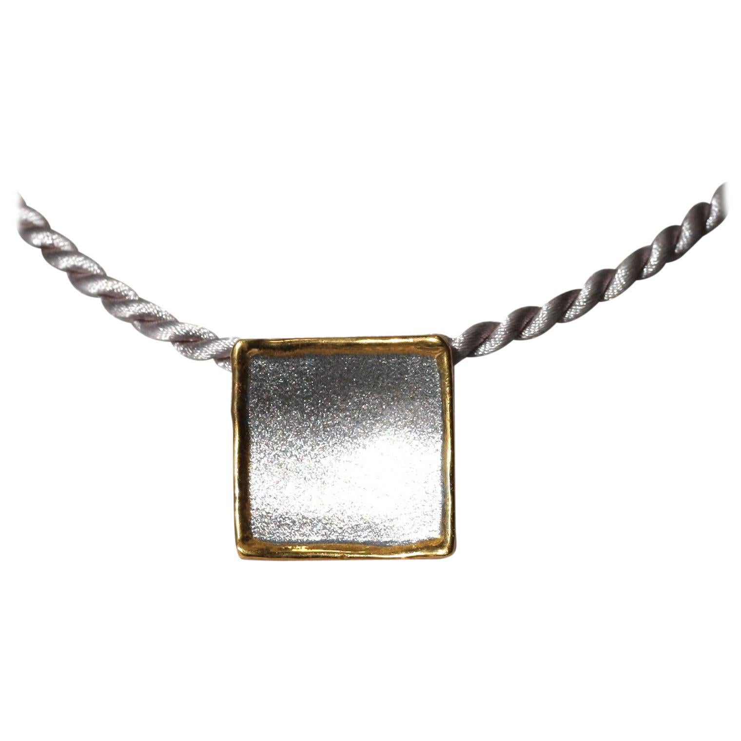Yianni Creations Colgante cuadrado de plata fina y oro de 24 quilates de dos tonos realzador
