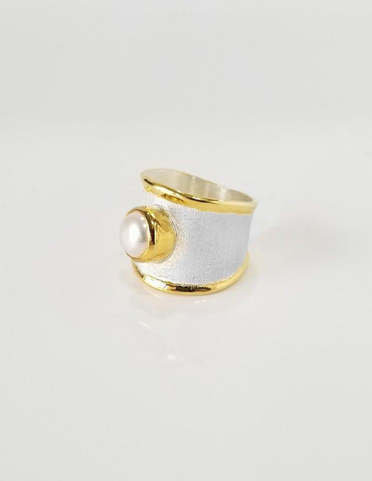 Der Designer-Ring von Yianni Creations ist aus Feinsilber mit einer Auflage aus 24 Karat Gelbgold handgefertigt und enthält eine 7,0 mm große Süßwasserperle, die durch eine einzigartige Handwerkstechnik ergänzt wird - gebürstete Textur und von der