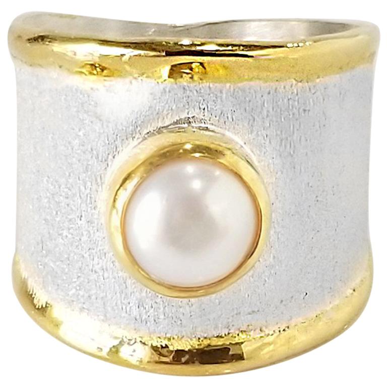 Yianni Kreationen  Perle  Zweifarbiger Solitär-Ring aus Silber und 24-karätigem Gold im Angebot