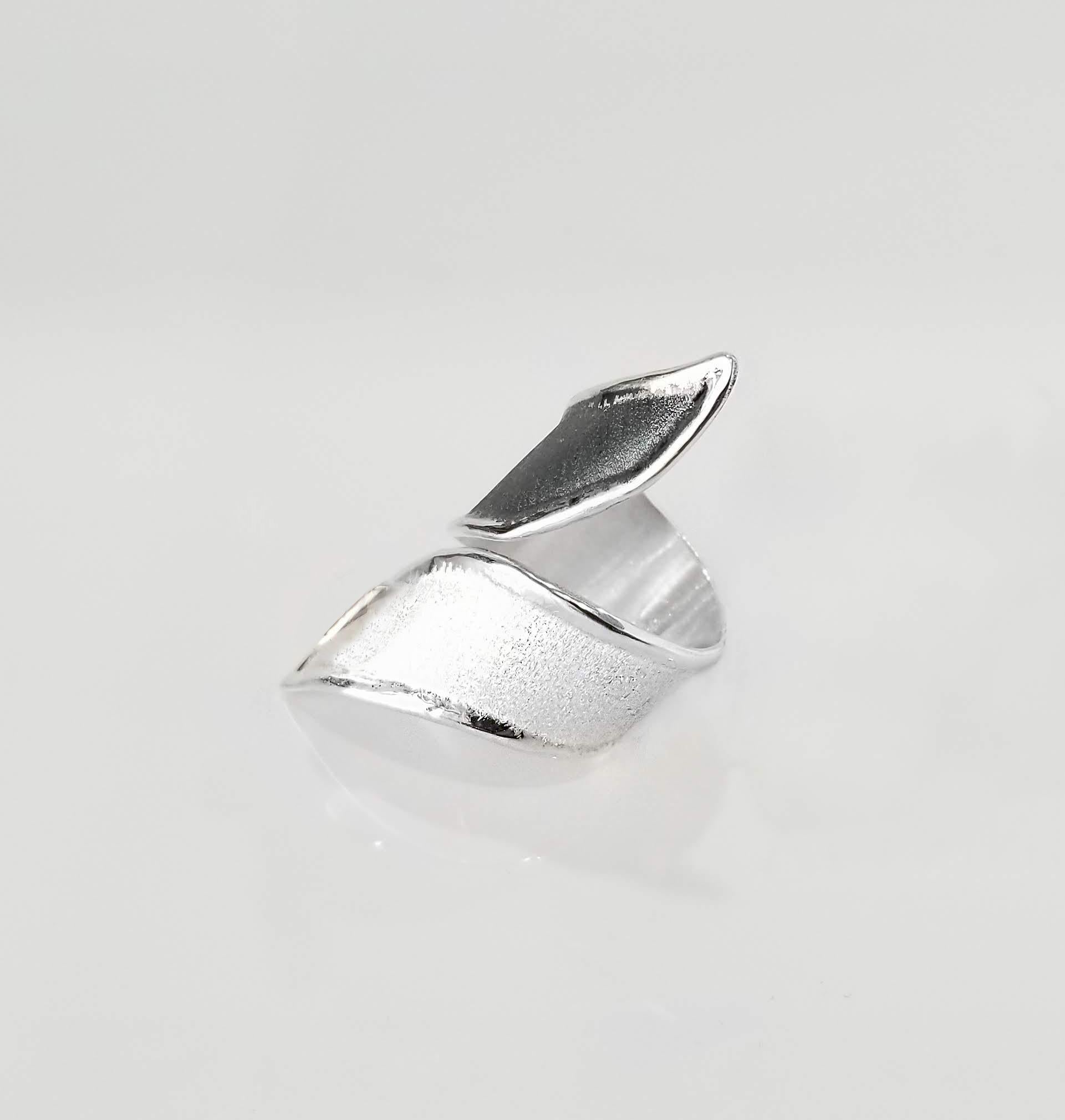 Yianni Creations Hephestos Collection 100% handgefertigter handwerklicher Ring aus Feinsilber. Der Ring bietet eine  einzigartiger schwarzer Rhodium-Hintergrund, beide ergänzt durch einzigartige Handwerkstechniken - gebürstete Textur und von der