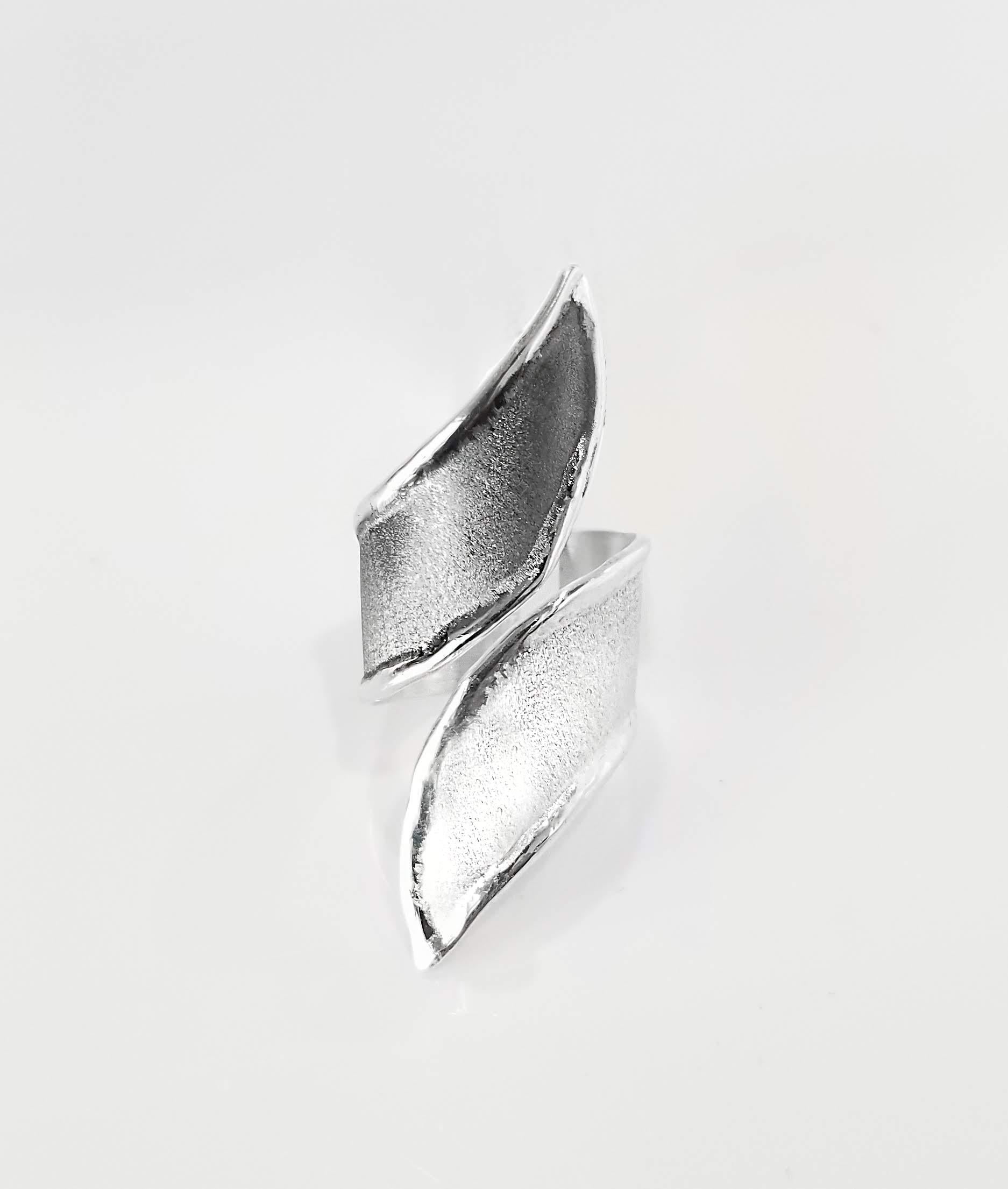 Yianni Creations Breiter verstellbarer Bandring aus feinem Silber und schwarzem Rhodium (Zeitgenössisch) im Angebot