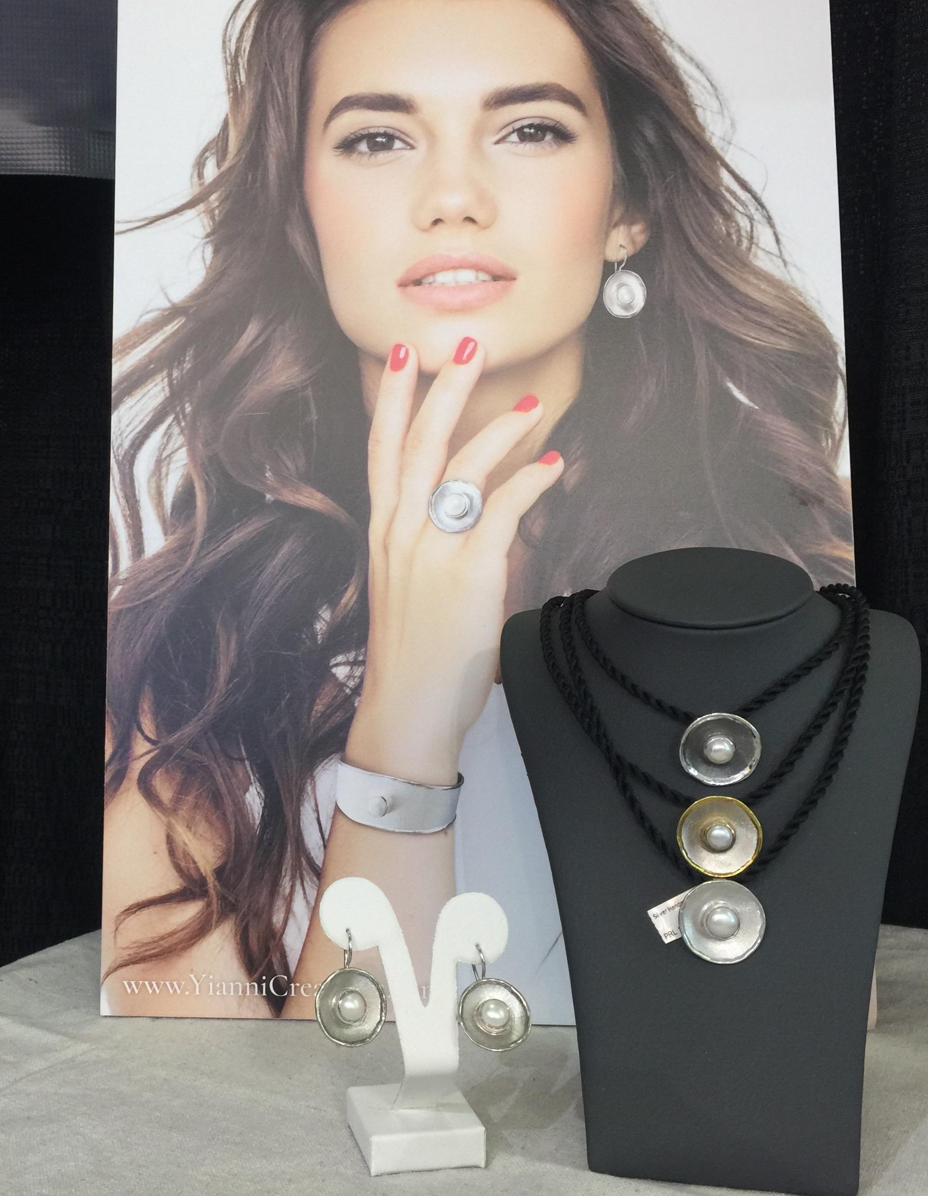 Yianni Creations Perla Ciondolo rotondo in argento e rodio nero in vendita 6