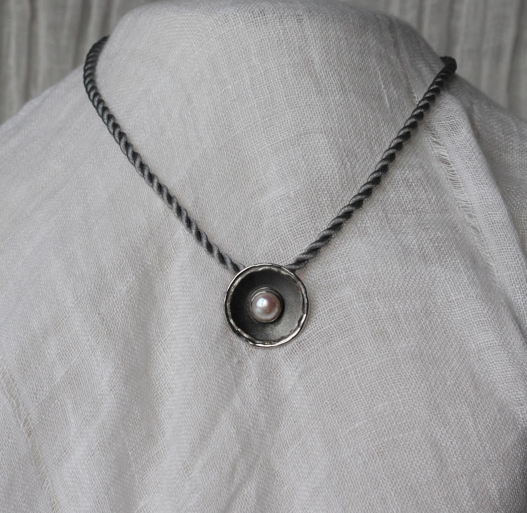 Yianni Creations Perla Ciondolo rotondo in argento e rodio nero in vendita 9