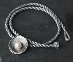Yianni Creations Colgante redondo de perlas de plata fina y rodio negro