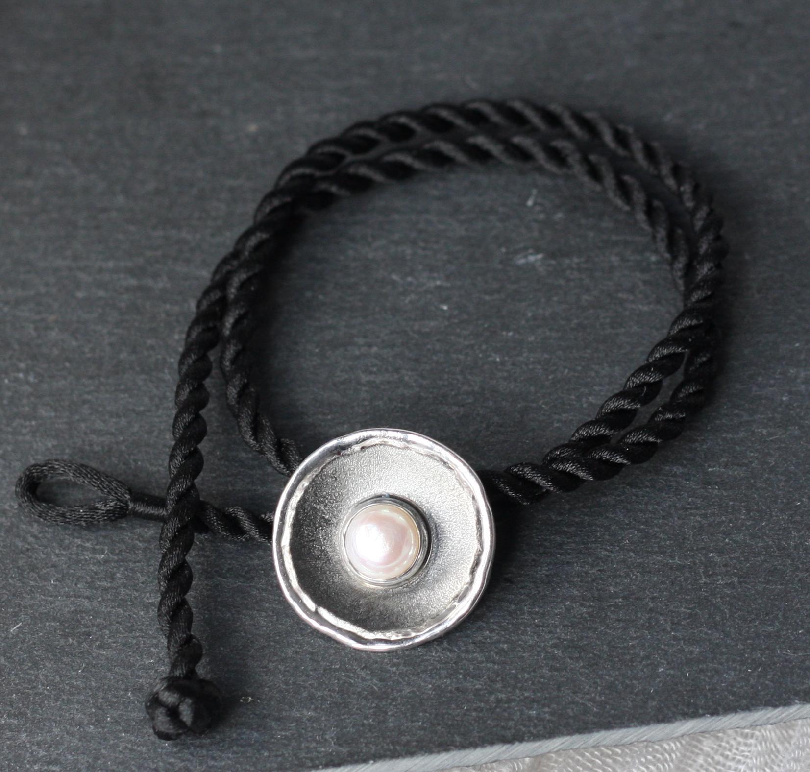 Yianni Creations Perla Ciondolo rotondo in argento e rodio nero in vendita 3