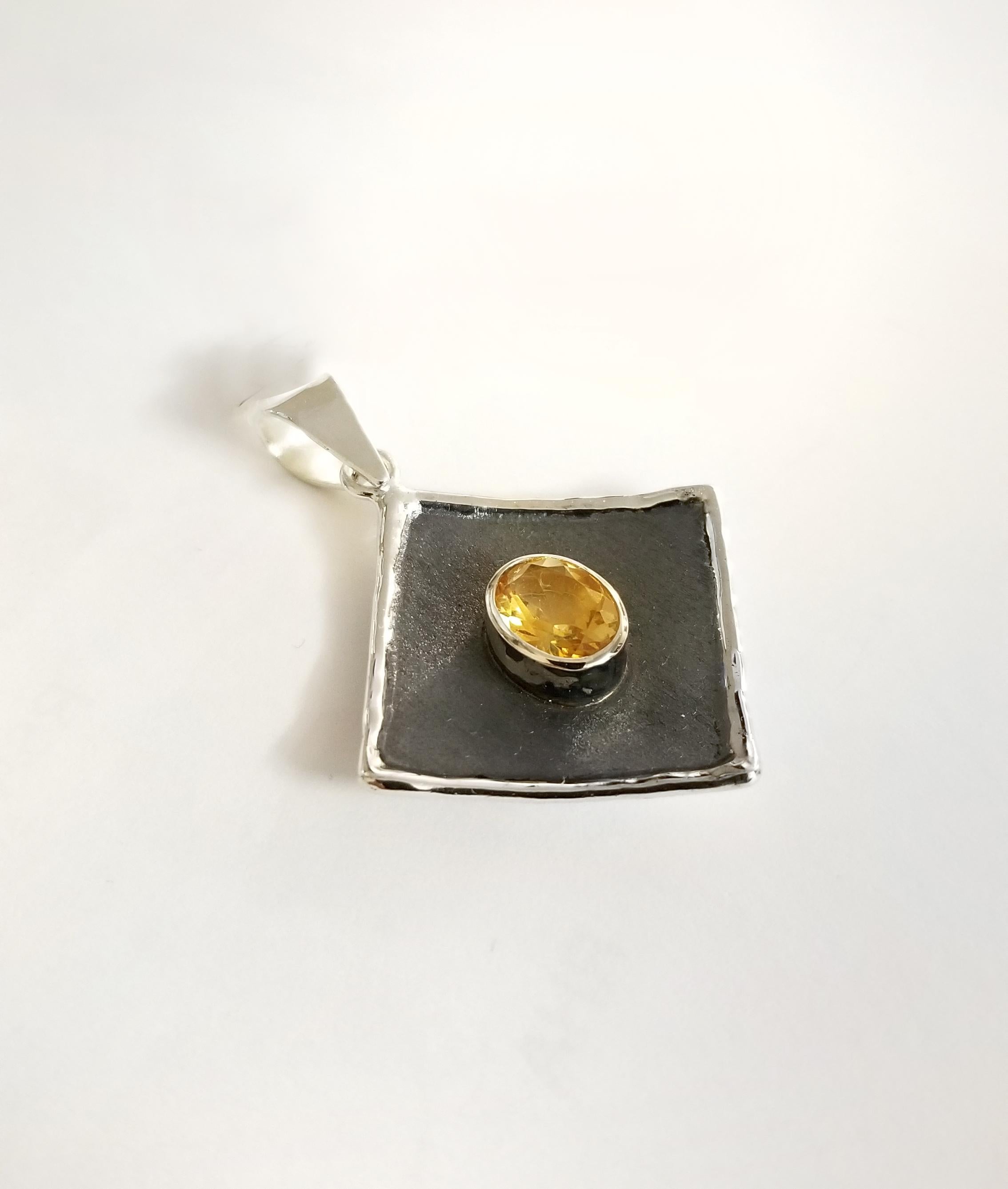 Yianni Creations Pendentif solitaire bicolore en argent fin et rhodium noir avec citrine Neuf - En vente à Astoria, NY