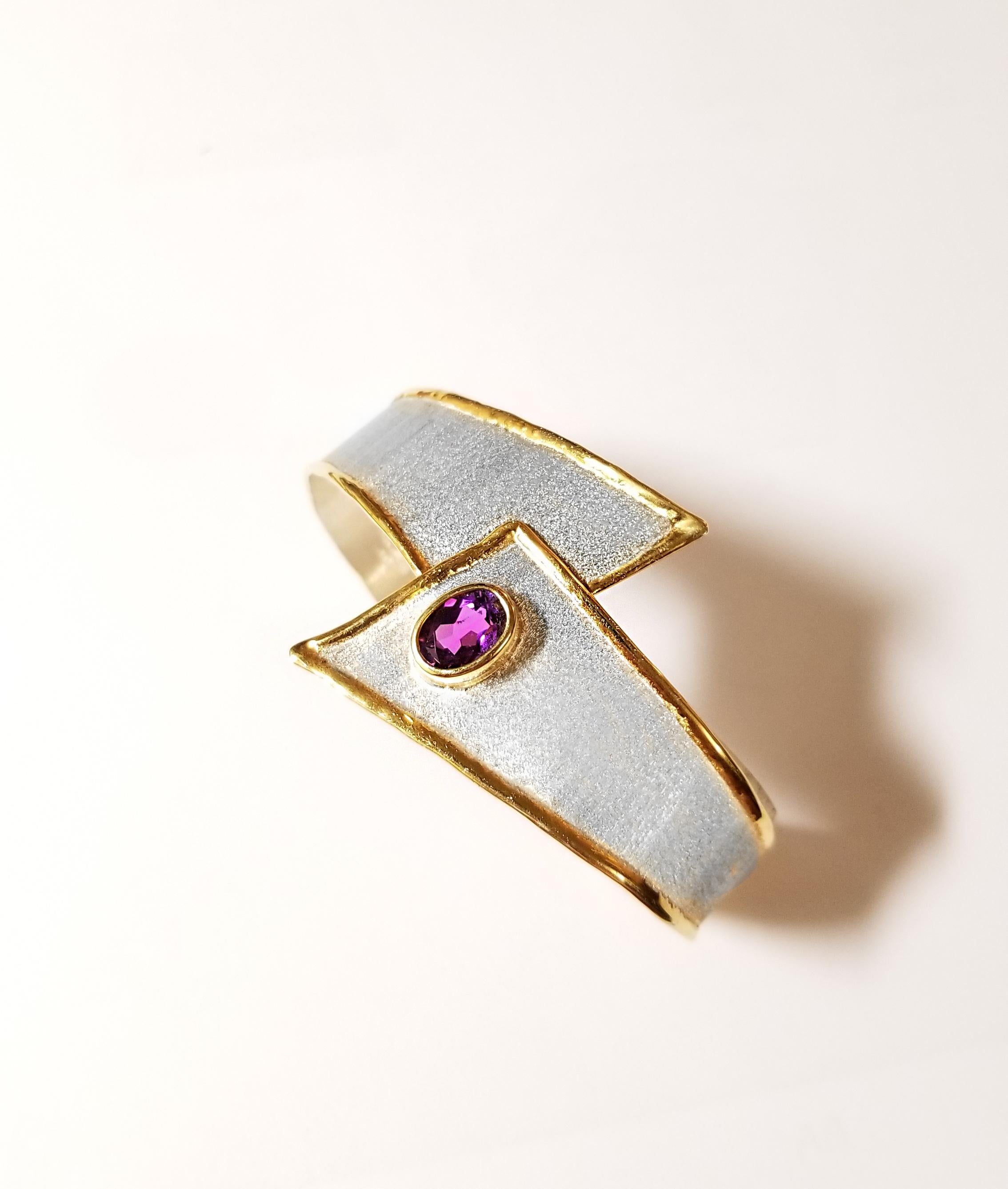 La Collezione Midas di Yianni Creations è un braccialetto artigianale fatto a mano al 100% in argento fino e oro giallo a 24 carati con una sovrapposizione di 3,50+ micros, con un'ametista di 1,75 carati dal taglio ovale e una tecnica di lavorazione
