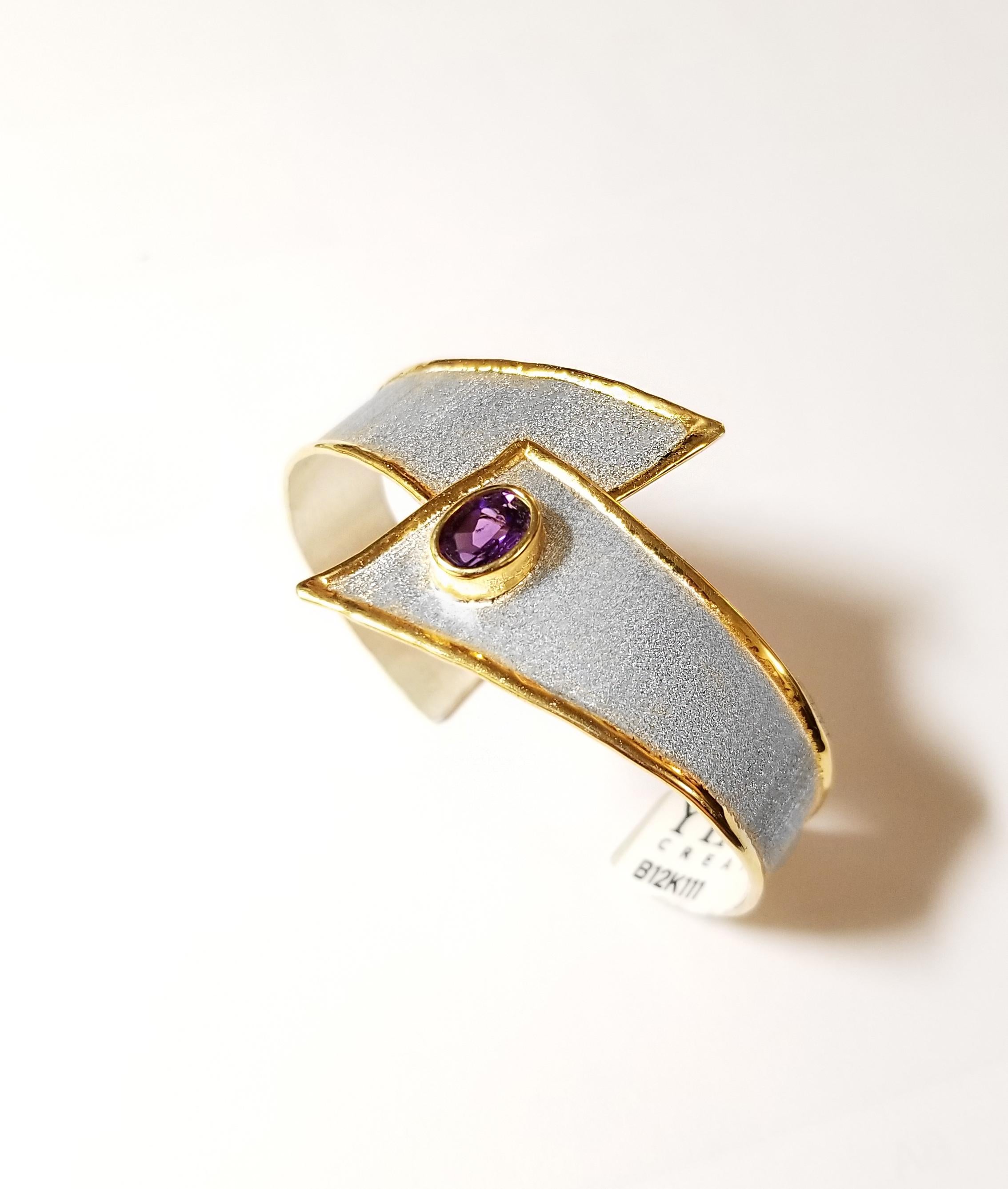 Contemporaneo Yianni Creations in argento e oro 24 carati con bordi bicolore e ametista in vendita