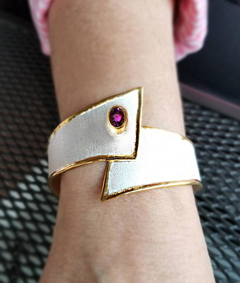 Taglio ovale Yianni Creations in argento e oro 24 carati con bordi bicolore e ametista in vendita