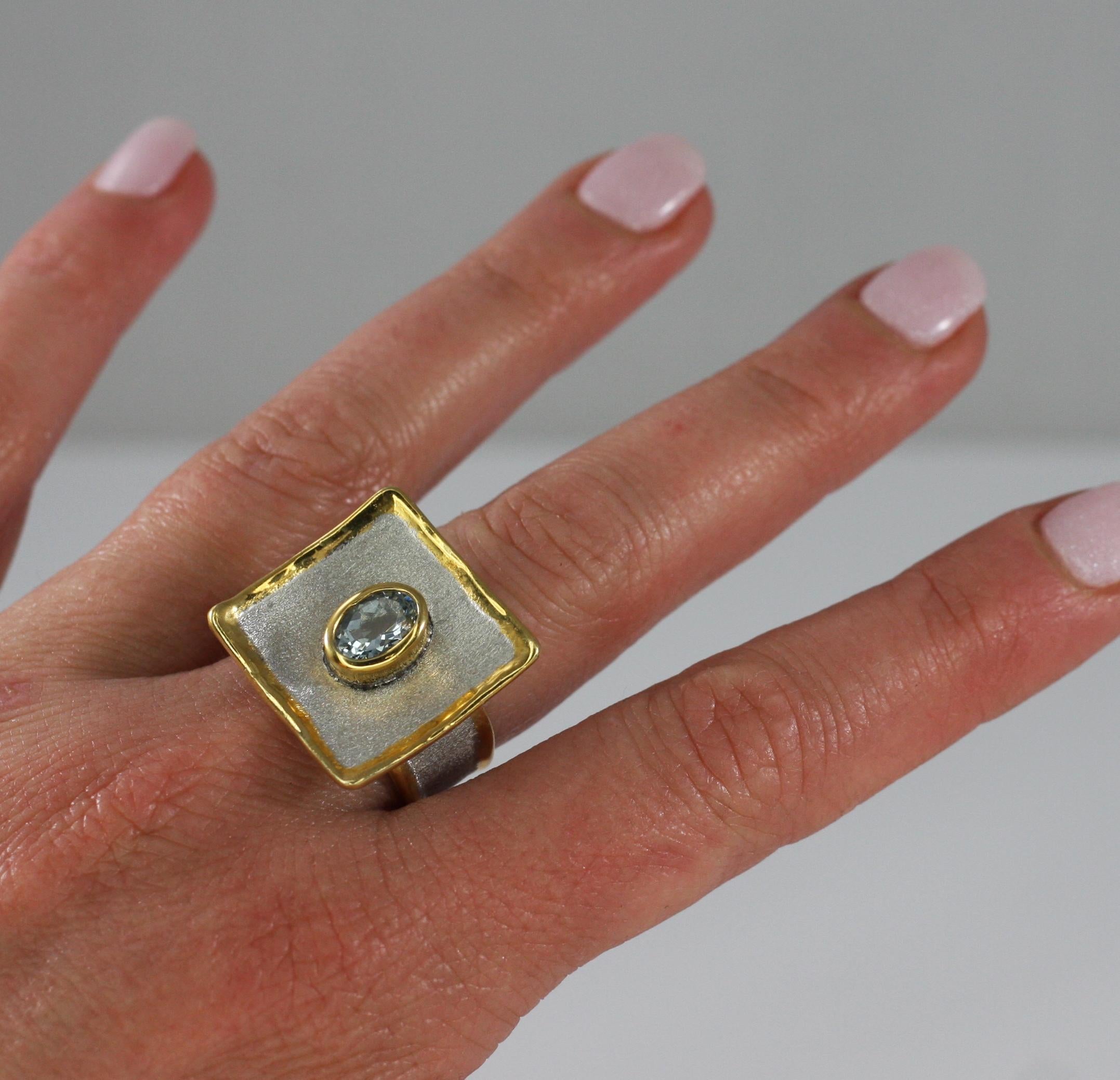Yianni Creations Aquamarin Fein Silber und Gold 24 Karat zweifarbiger quadratischer Ring (Zeitgenössisch) im Angebot