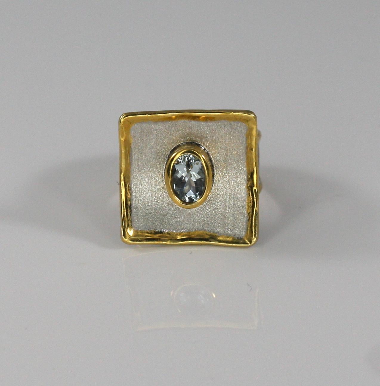 Femenino o masculino Yianni Creations Anillo cuadrado bicolor de plata fina y oro de 24 quilates con aguamarina en venta
