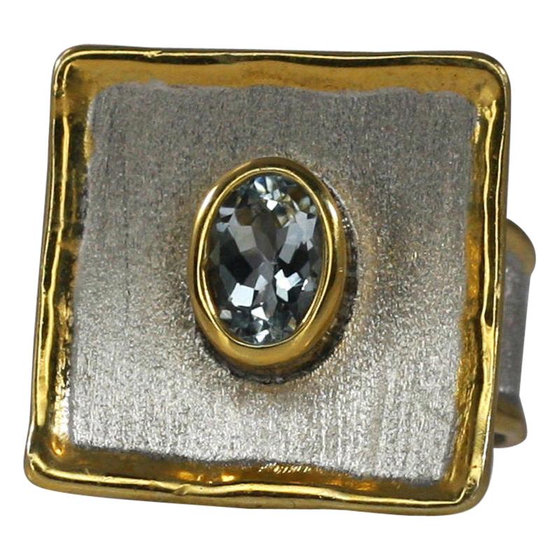 Yianni Creations Anillo cuadrado bicolor de plata fina y oro de 24 quilates con aguamarina en venta