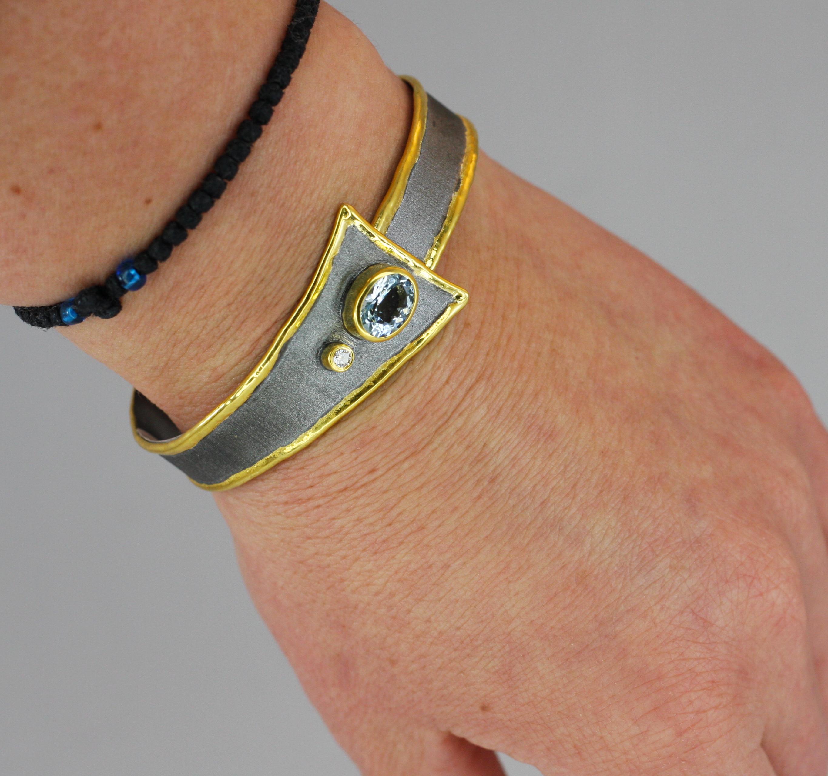 Yianni Creations Zweifarbiges Armband mit Aquamarin und Diamanten aus feinem Silber und Gold im Angebot 3
