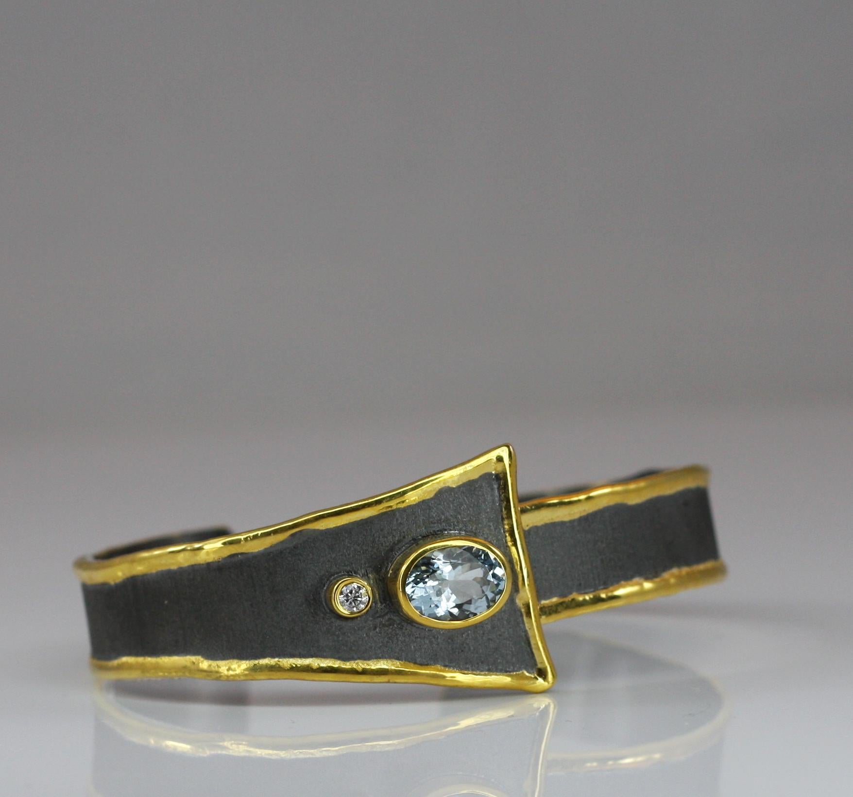 Yianni Creations is presenting geometry inspired bracelet from Eclyps Collection. It is a 100% handmade artisan jewel crafted from fine silver 950 purity plated with Black Rhodium on the background. The liquid edge is decorated by 24 Karat Yellow