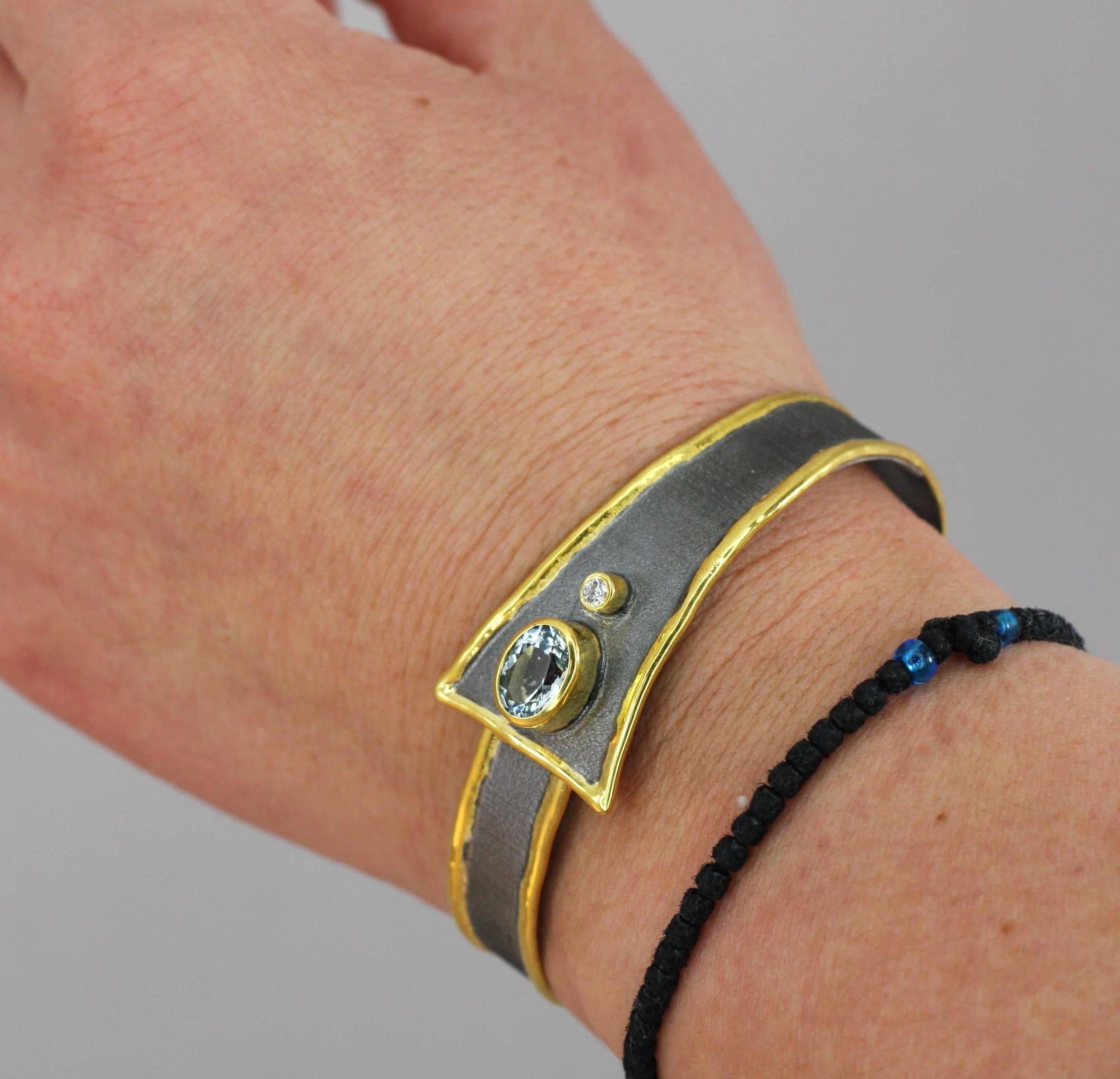 Yianni Creations Zweifarbiges Armband mit Aquamarin und Diamanten aus feinem Silber und Gold (Zeitgenössisch) im Angebot
