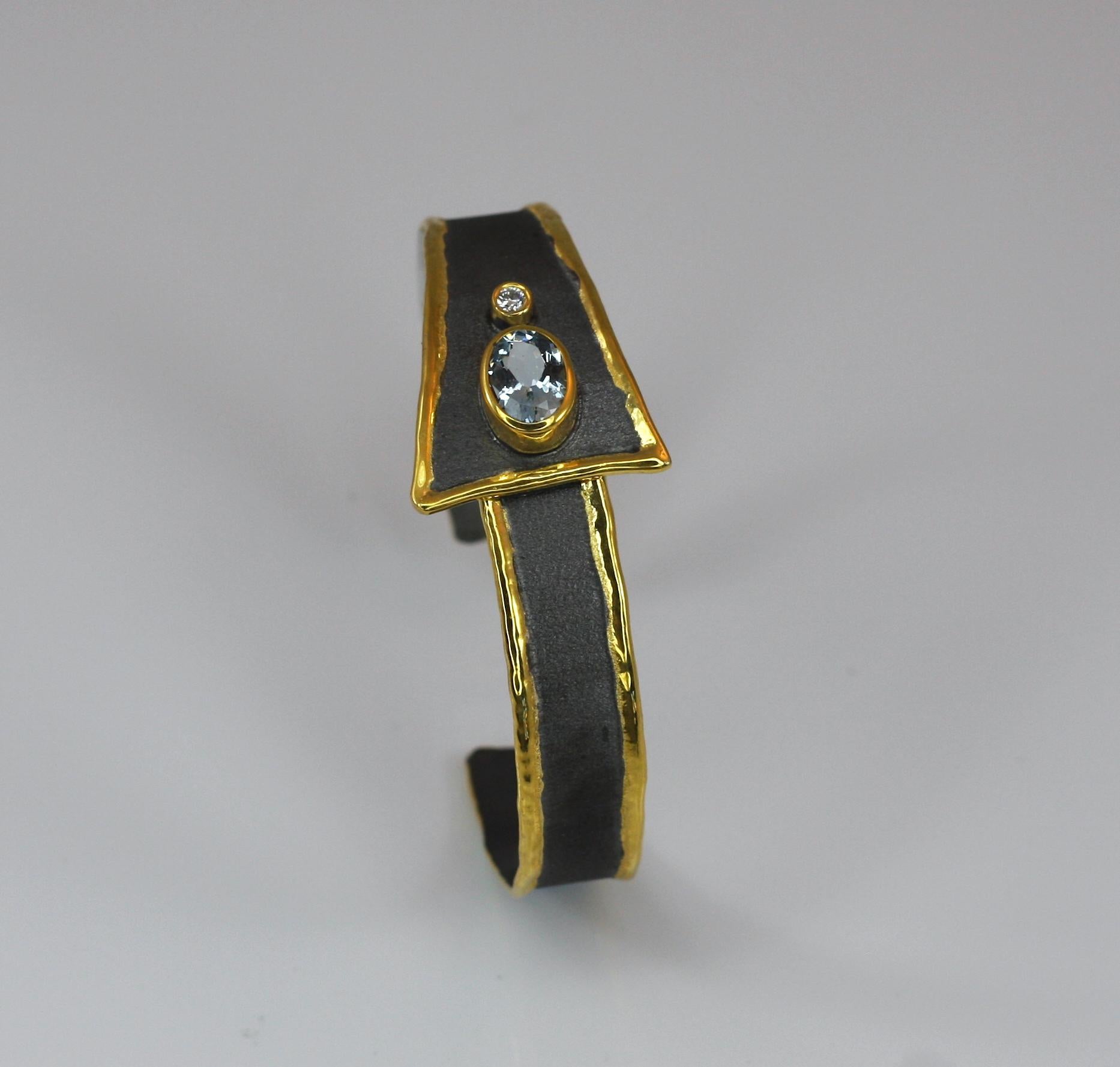 Yianni Creations Zweifarbiges Armband mit Aquamarin und Diamanten aus feinem Silber und Gold (Ovalschliff) im Angebot