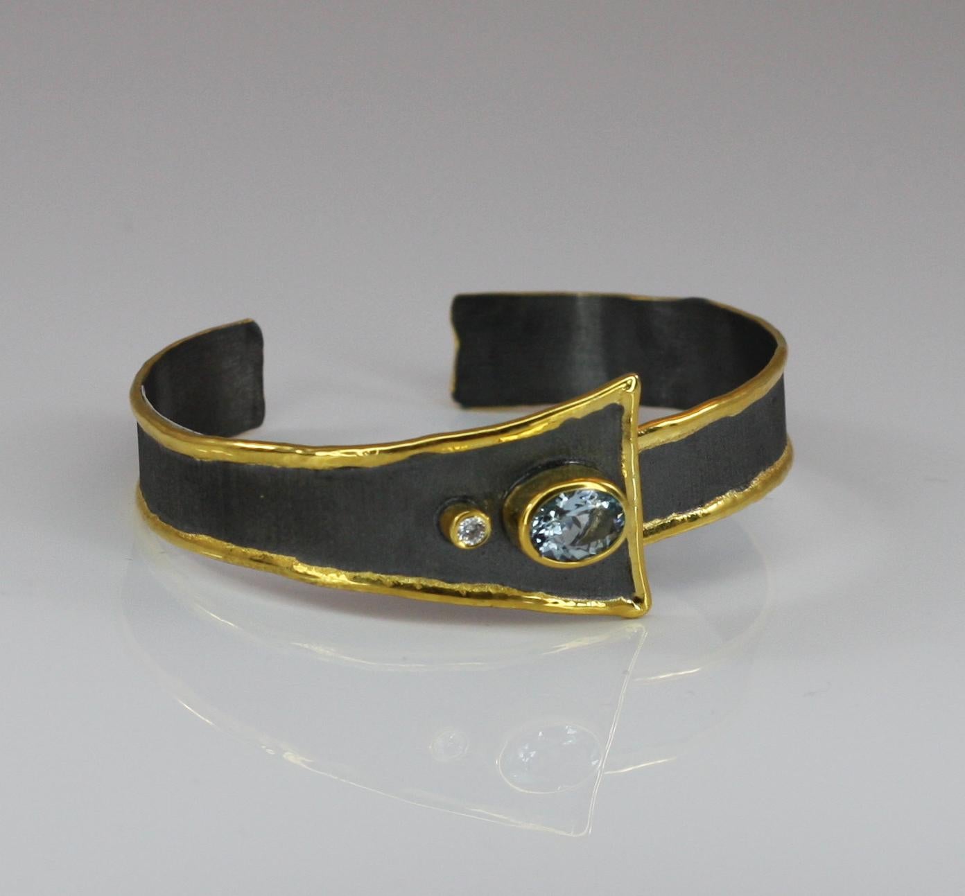 Yianni Creations Zweifarbiges Armband mit Aquamarin und Diamanten aus feinem Silber und Gold Damen im Angebot