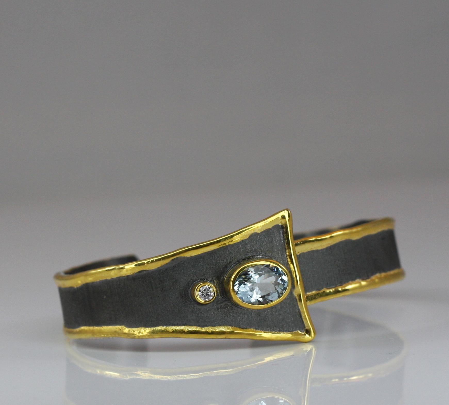 Yianni Creations Zweifarbiges Armband mit Aquamarin und Diamanten aus feinem Silber und Gold im Angebot 1