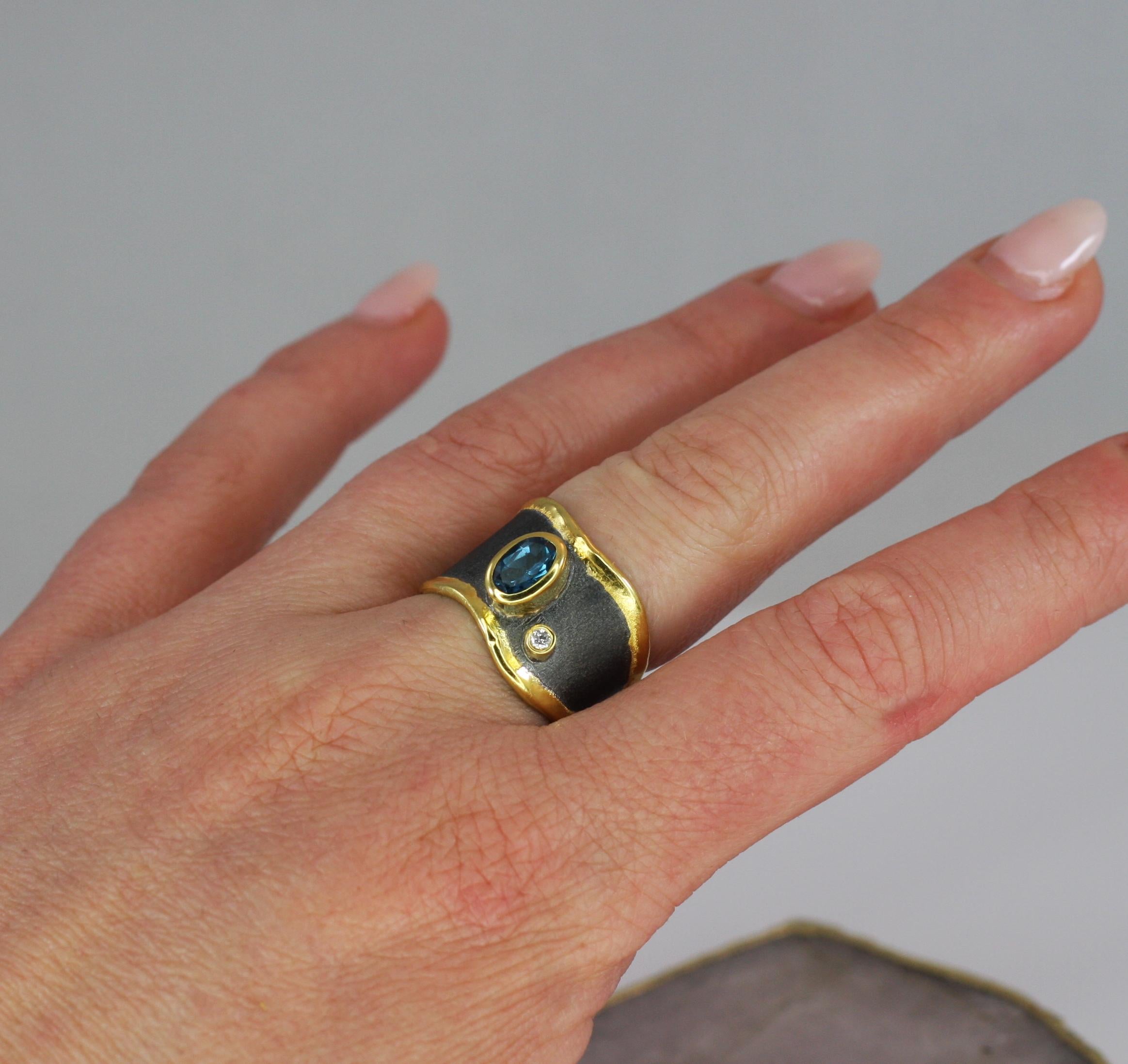 Yianni Creations Zweifarbiger breiter Bandring mit Blautopas und Diamanten aus Feinsilber und Gold im Angebot 2