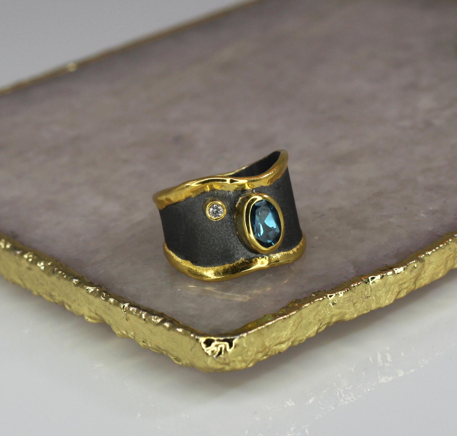 Yianni Creations Zweifarbiger breiter Bandring mit Blautopas und Diamanten aus Feinsilber und Gold im Angebot 3
