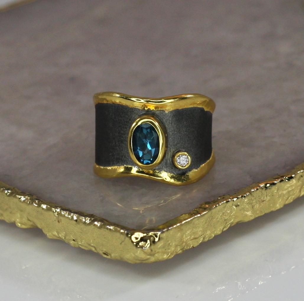 Yianni Creations Zweifarbiger breiter Bandring mit Blautopas und Diamanten aus Feinsilber und Gold im Angebot 4