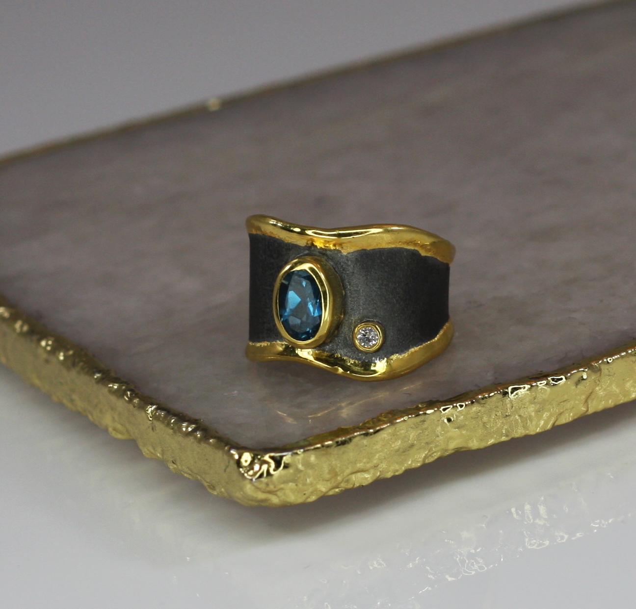 Taglio ovale Yianni Creations Anello a fascia larga in argento e oro bicolore con diamante e topazio blu in vendita