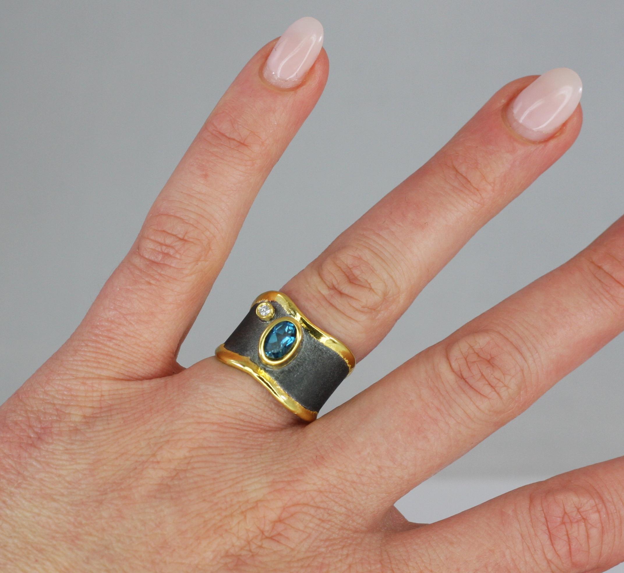 Contemporaneo Yianni Creations Anello a fascia larga in argento e oro bicolore con diamante e topazio blu in vendita