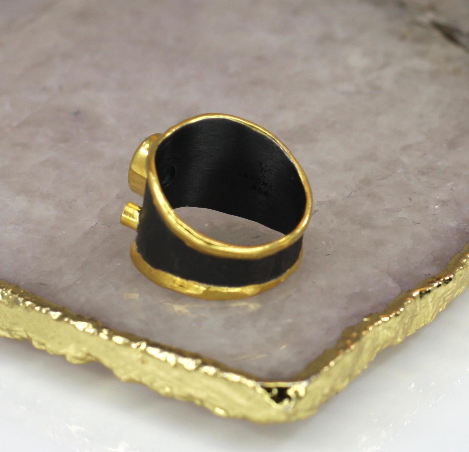 Donna Yianni Creations Anello a fascia larga in argento e oro bicolore con diamante e topazio blu in vendita