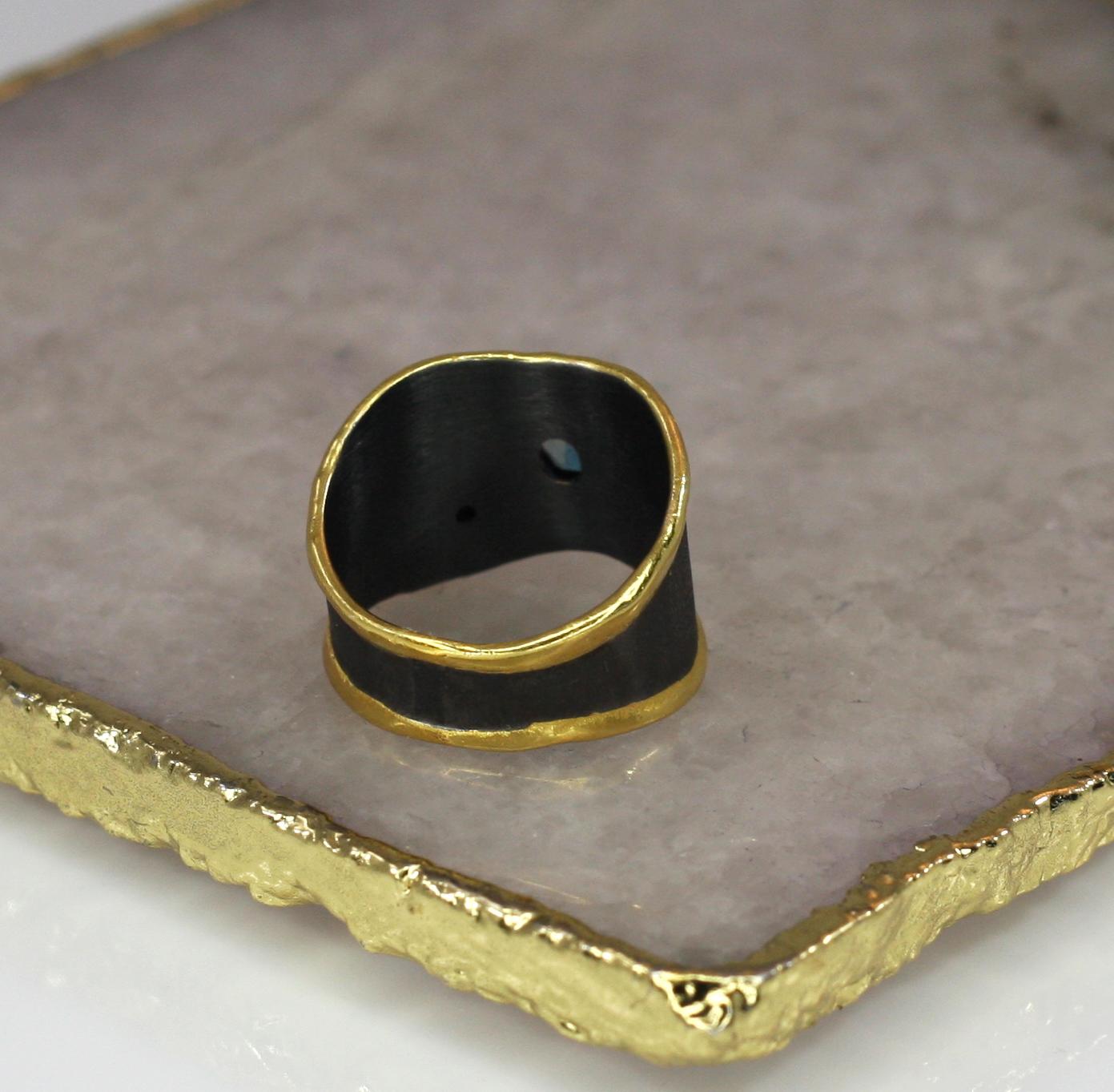 Yianni Creations Zweifarbiger breiter Bandring mit Blautopas und Diamanten aus Feinsilber und Gold im Angebot 1