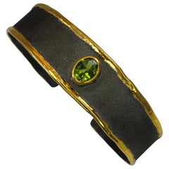 Bracelet deux tons en argent fin et or rhodié noir avec péridot de Yianni Creations