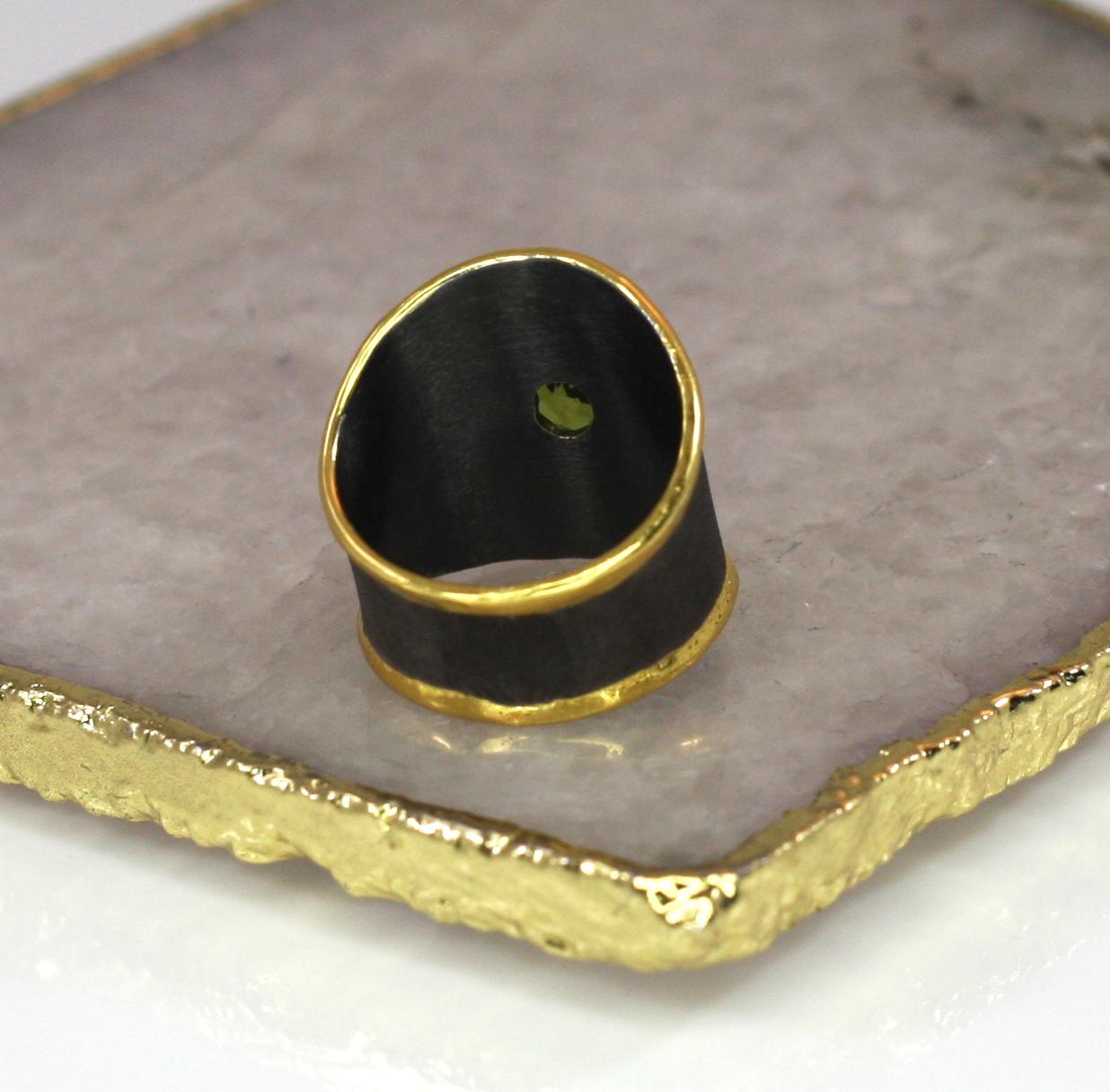 Yianni Kreationen Peridot Feines Silber und Gold Rhodium Zweifarbiges dickes Band  Ring mit Ring im Angebot 2