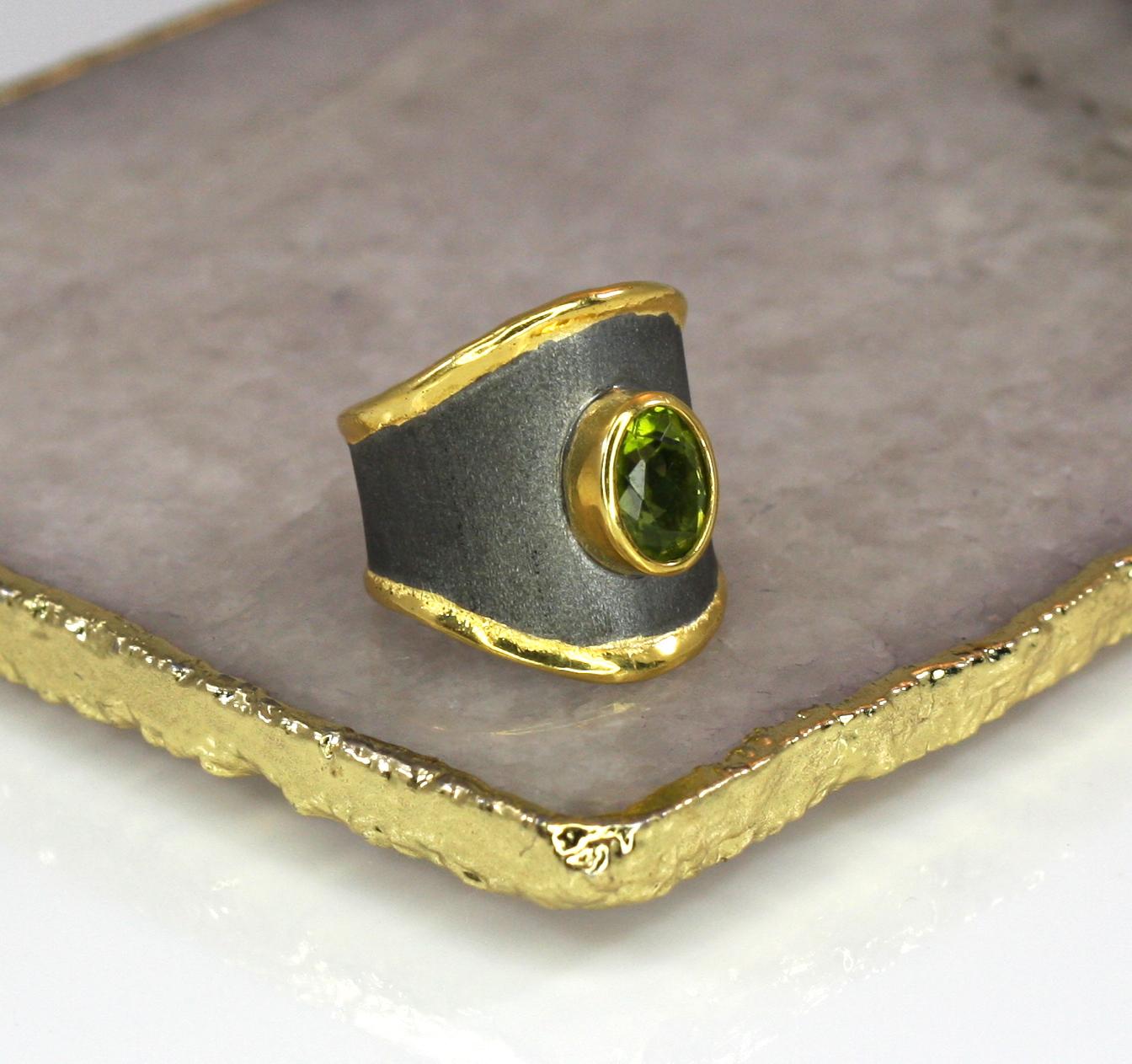 Yianni Kreationen Peridot Feines Silber und Gold Rhodium Zweifarbiges dickes Band  Ring mit Ring im Angebot 3