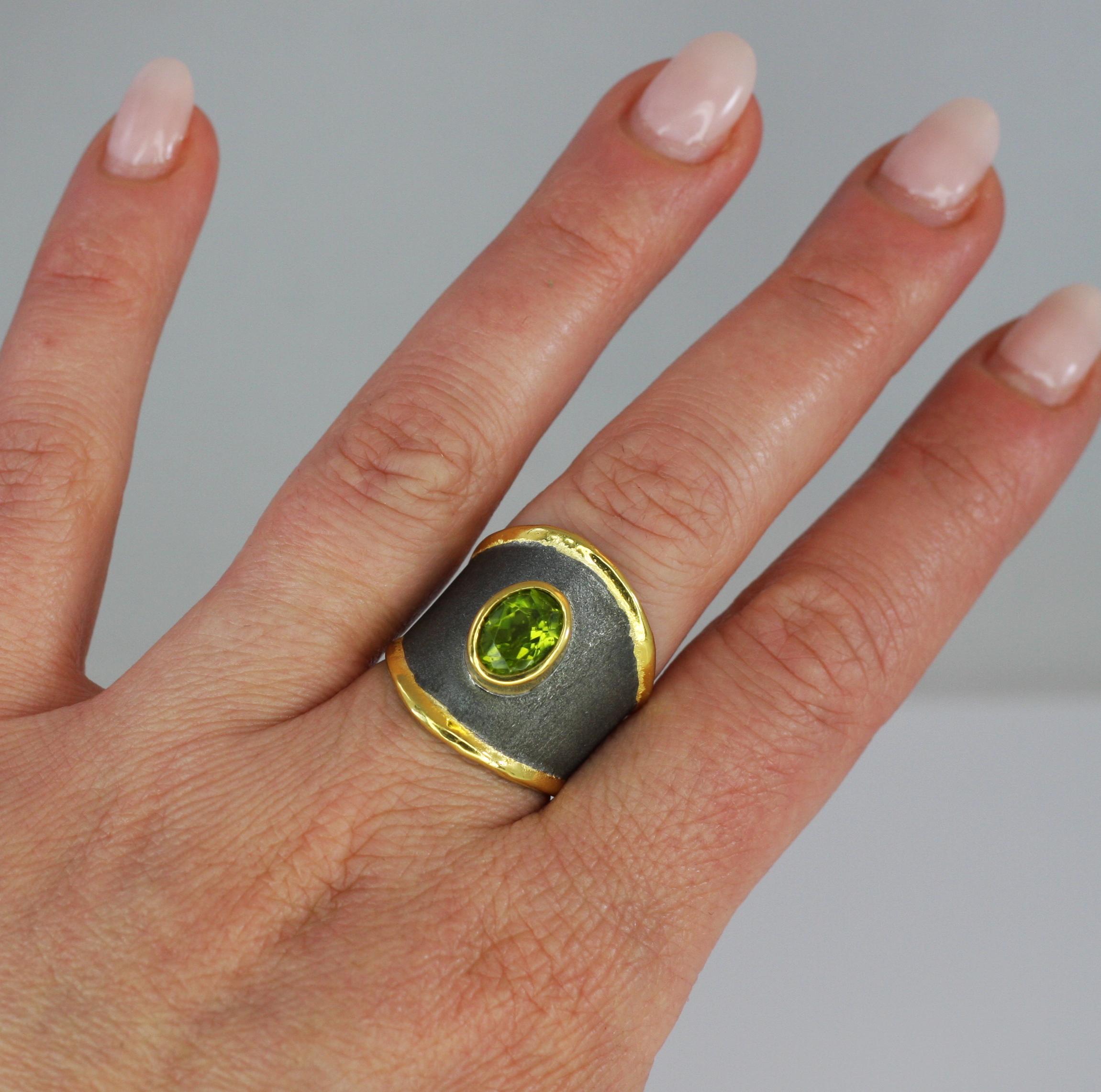 Yianni Kreationen Peridot Feines Silber und Gold Rhodium Zweifarbiges dickes Band  Ring mit Ring im Angebot 8