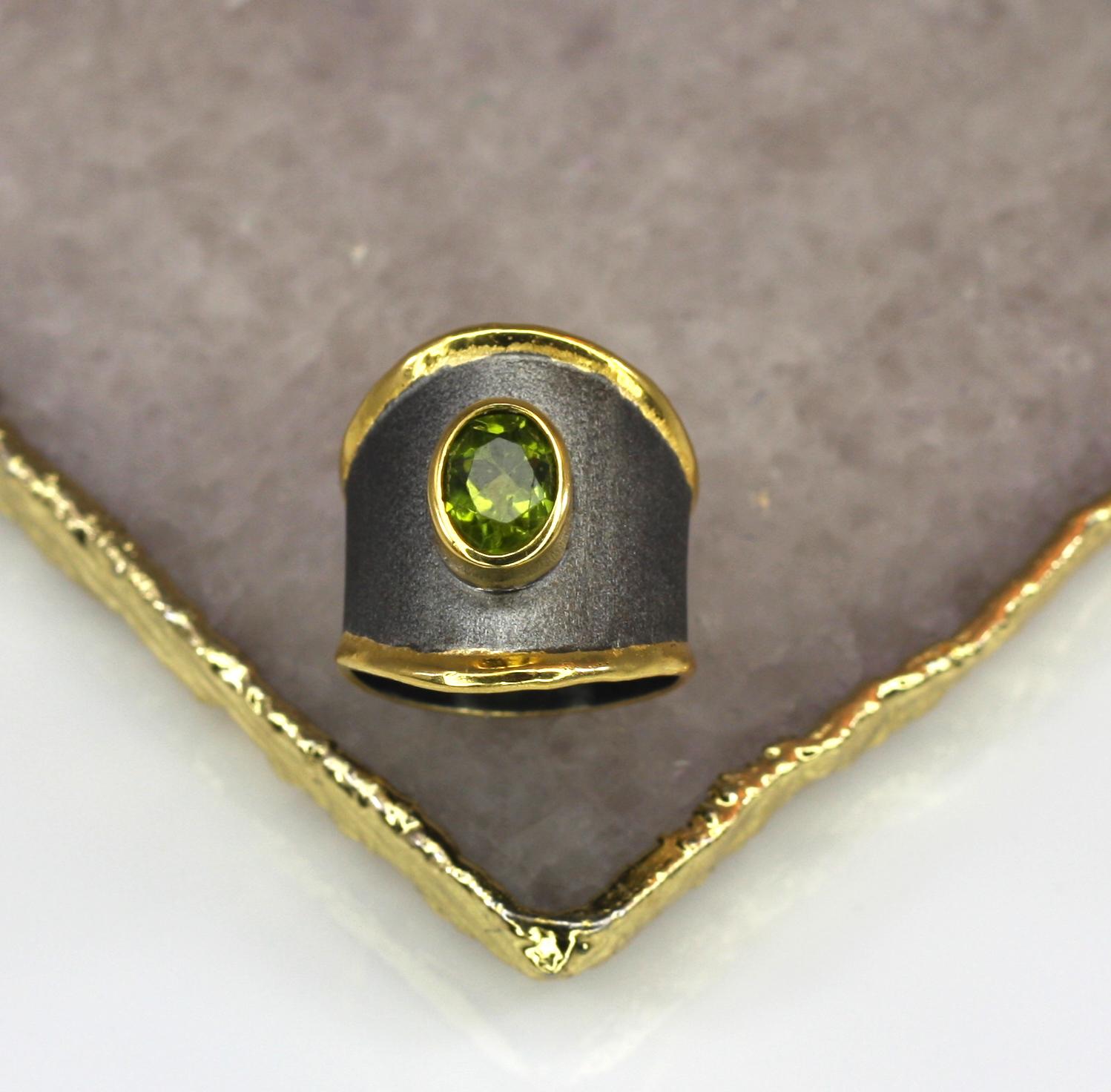 Yianni Kreationen Peridot Feines Silber und Gold Rhodium Zweifarbiges dickes Band  Ring mit Ring (Ovalschliff) im Angebot