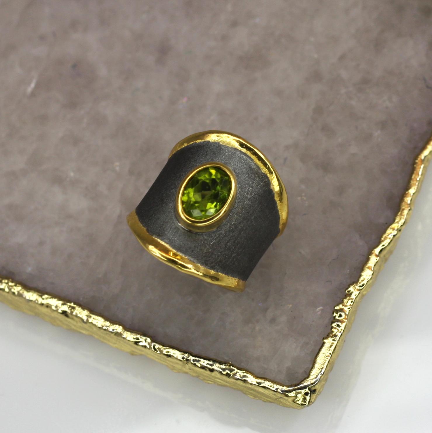 Yianni Creations, bague épaisse bicolore en argent fin et or rhodié avec péridot  Bague de style bague Neuf - En vente à Astoria, NY