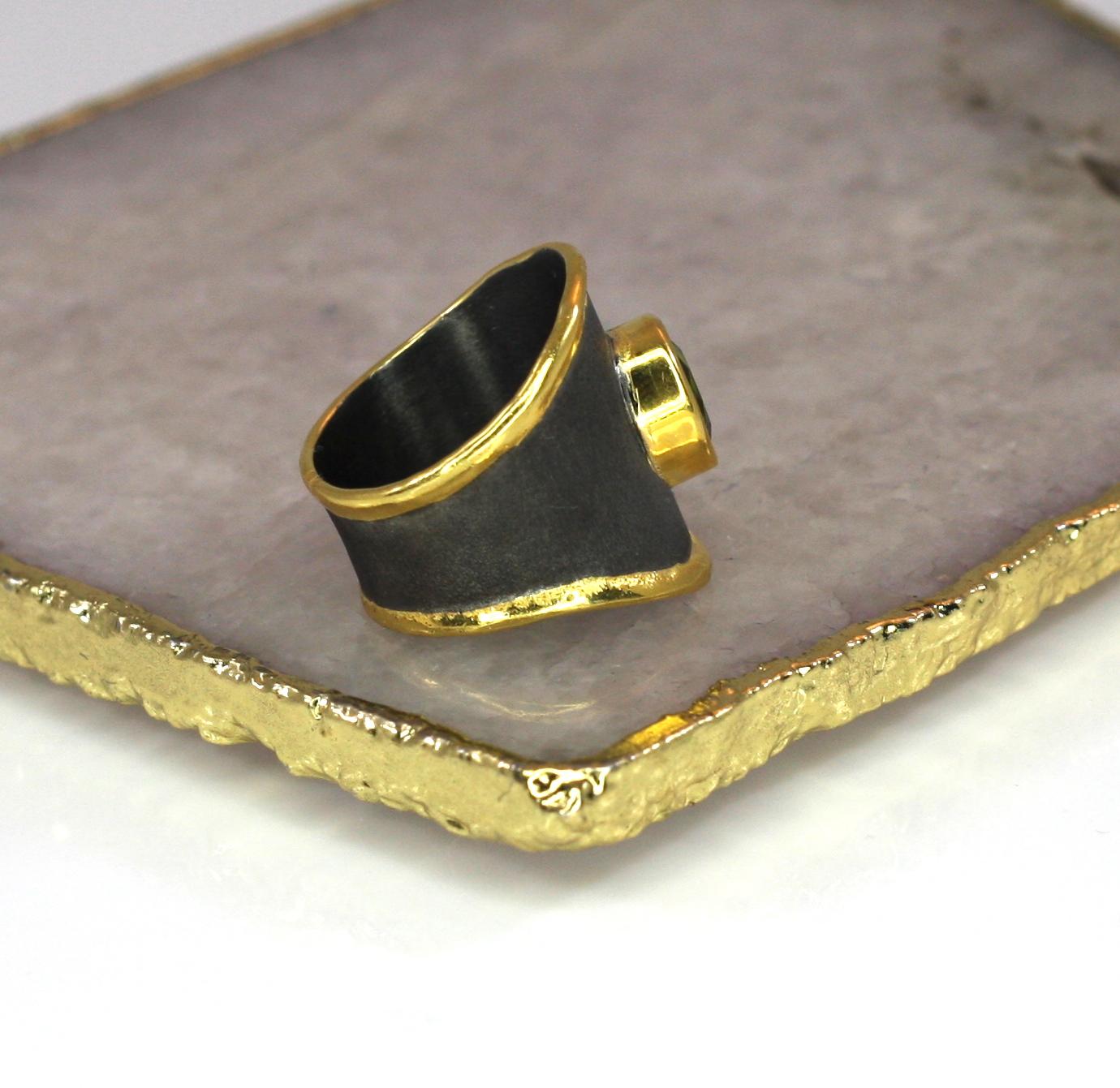 Yianni Kreationen Peridot Feines Silber und Gold Rhodium Zweifarbiges dickes Band  Ring mit Ring im Angebot 1