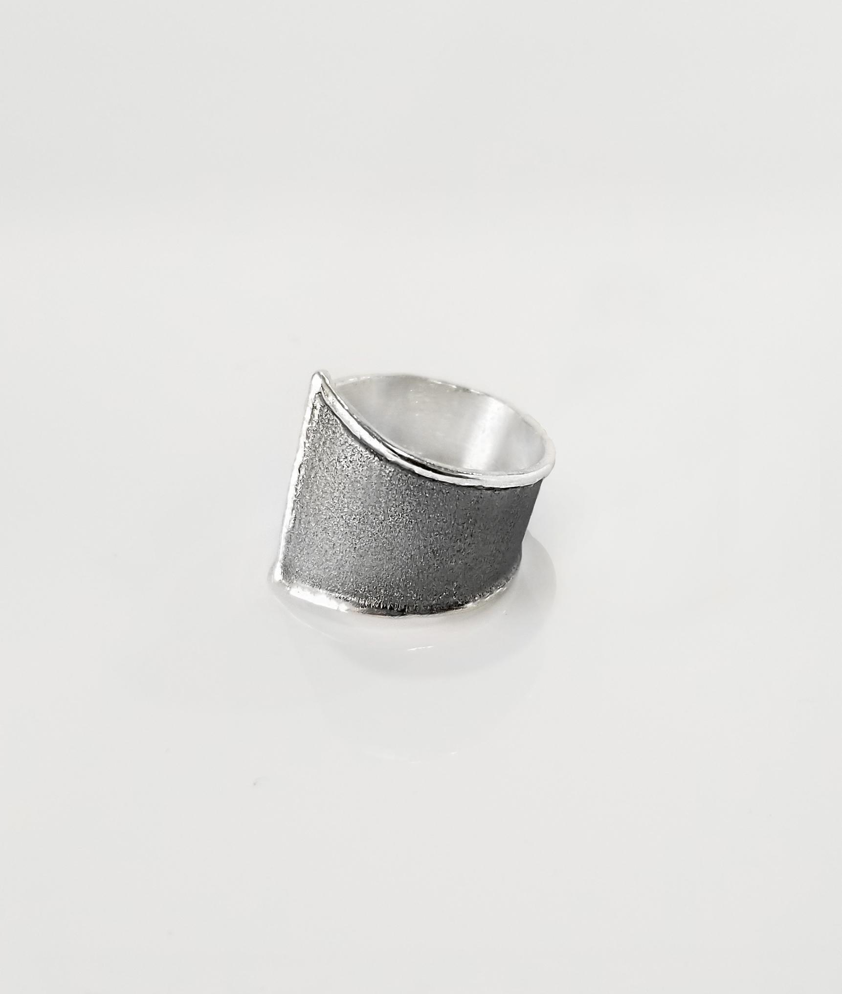 Yianni Creations Geometrischer breiter Bandring aus feinem Silber und oxidiertem schwarzem Rhodium (Zeitgenössisch) im Angebot