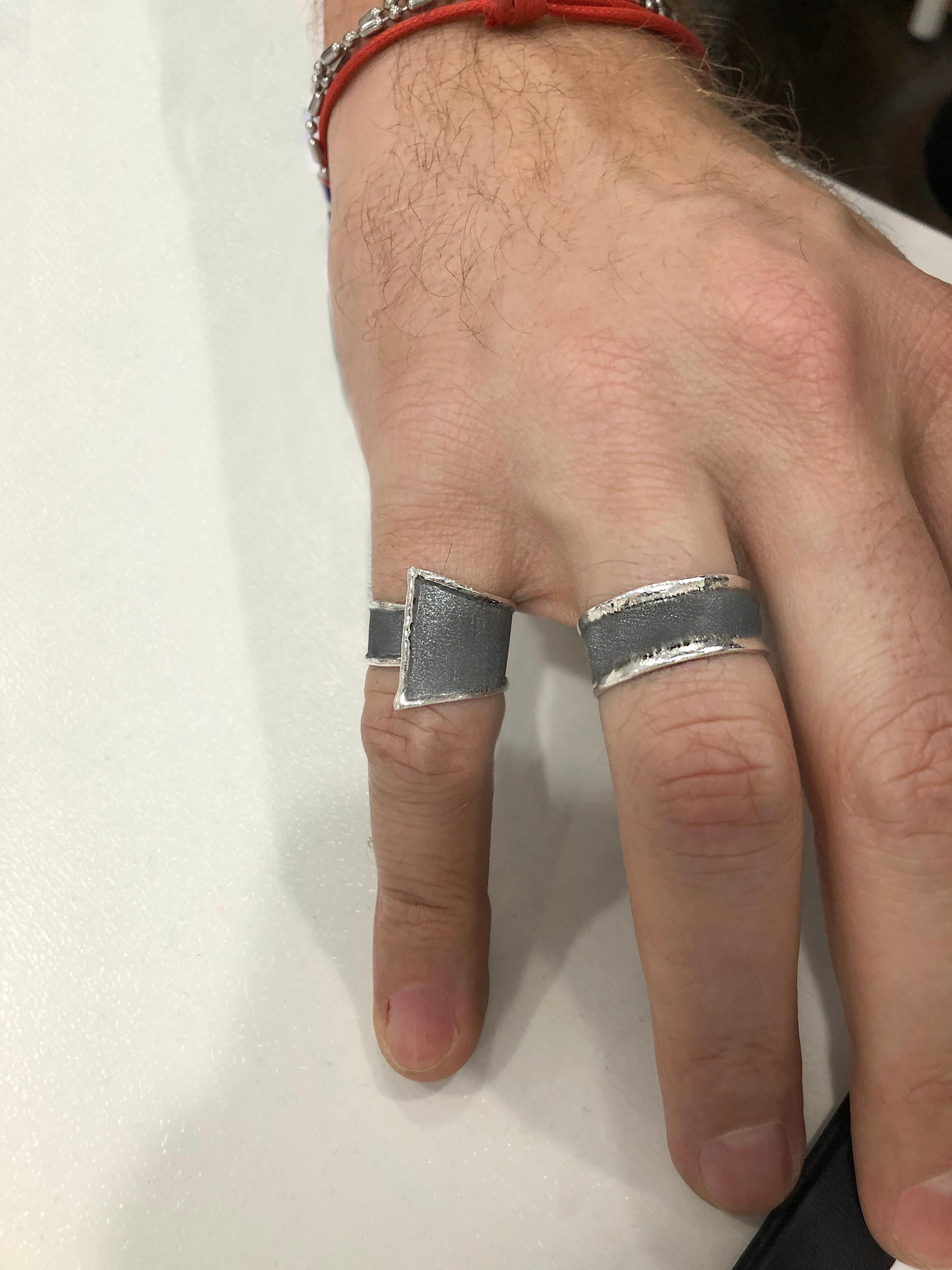 Yianni Creations, bague à large anneau géométrique en argent fin et rhodium noir oxydé en vente 3