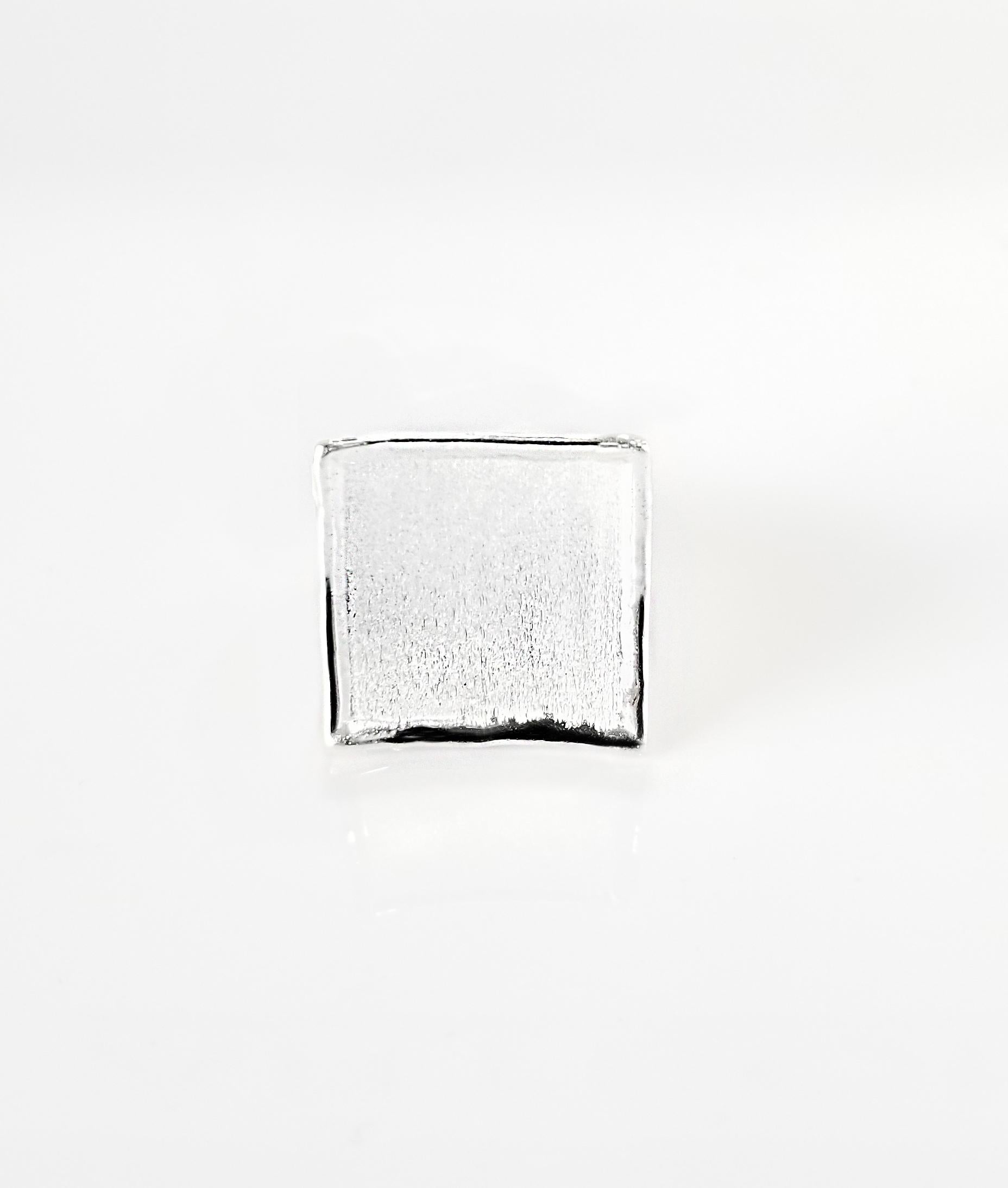 Yianni Creations Collezione Ammos Anello artigianale 100% fatto a mano in argento 950 placcato in palladio per resistere agli elementi. Questo anello di forma quadrata combina una texture opaca e spazzolata con bordi liquidi e lucidi. Contattaci per