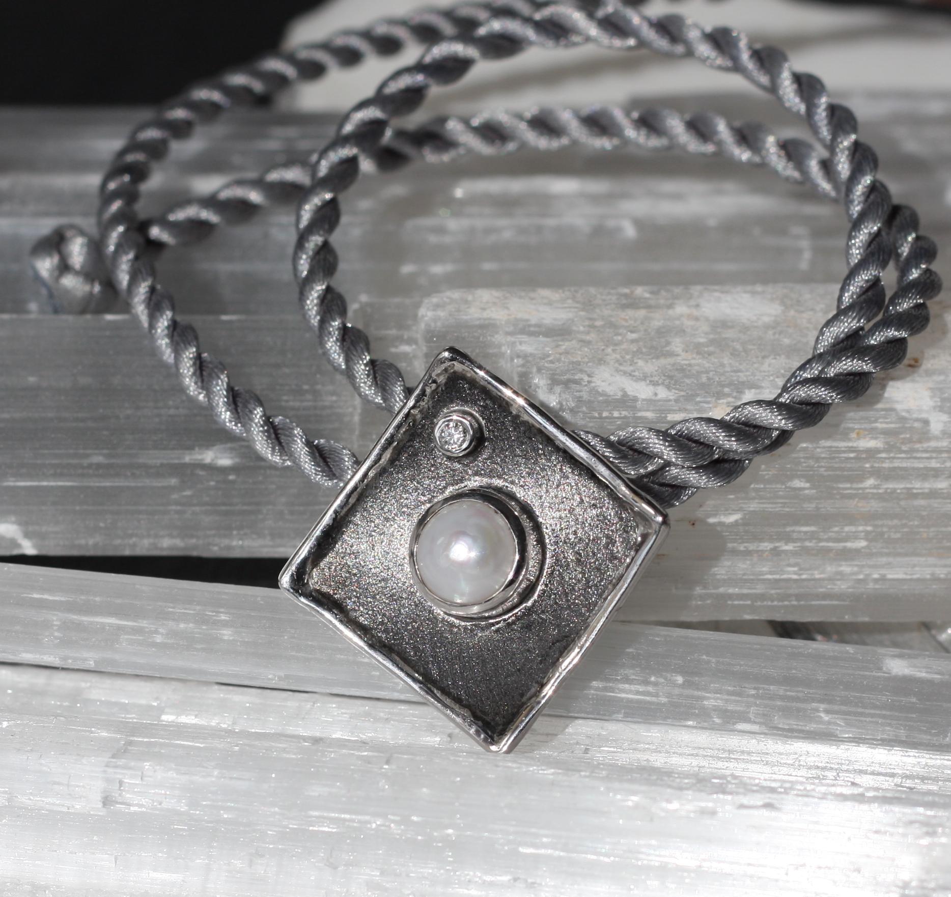Yianni Kreationen Perle Diamant Fein Silber Rhodium Geometrischer Anhänger Halskette  im Angebot 1