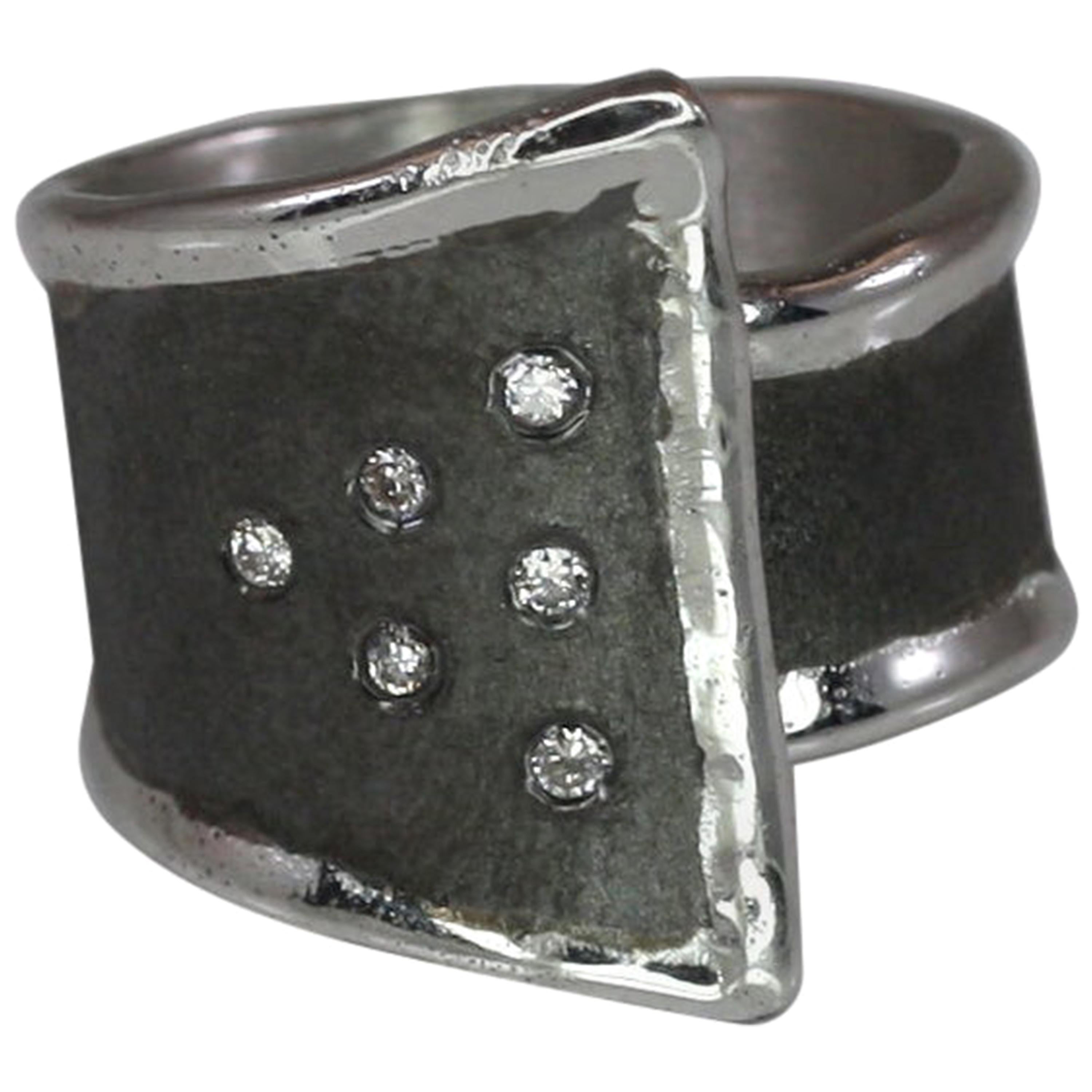 Yianni Creations Verstellbarer Ring aus feinem Silber und Rhodium mit zweifarbigen Diamanten