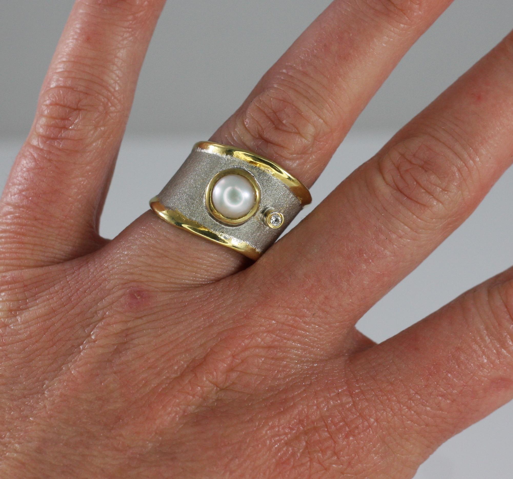 Yianni Creations Breiter Ring aus feinem Silber und 24 Karat Gold mit birnenförmigem Diamanten (Zeitgenössisch) im Angebot
