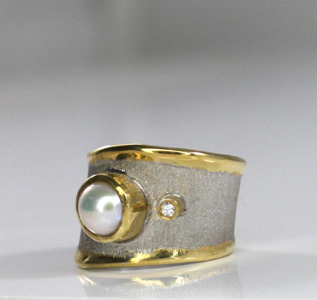Yianni Creations Breiter Ring aus feinem Silber und 24 Karat Gold mit birnenförmigem Diamanten (Rundschliff) im Angebot