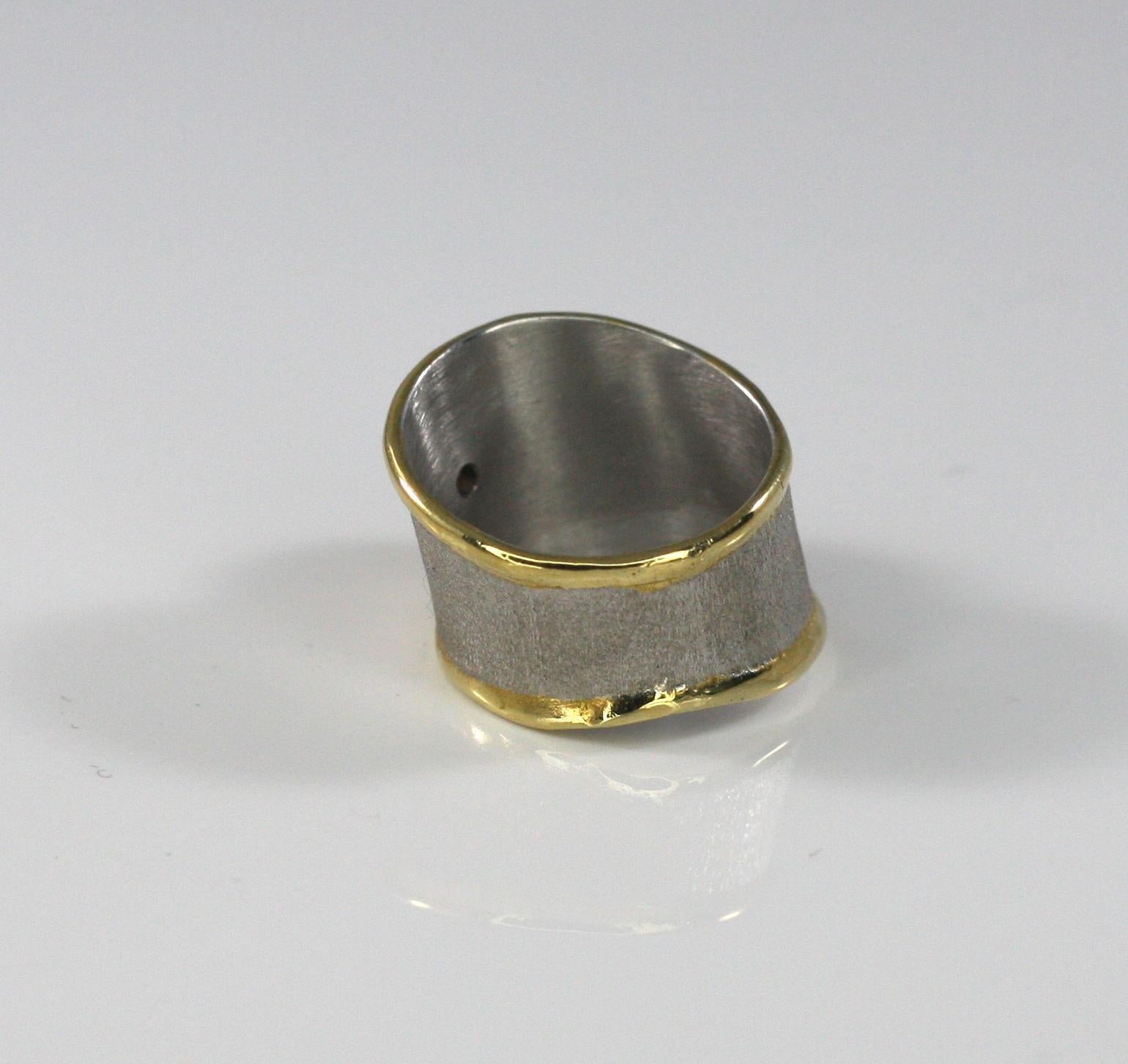 Yianni Creations Breiter Ring aus feinem Silber und 24 Karat Gold mit birnenförmigem Diamanten im Zustand „Neu“ im Angebot in Astoria, NY