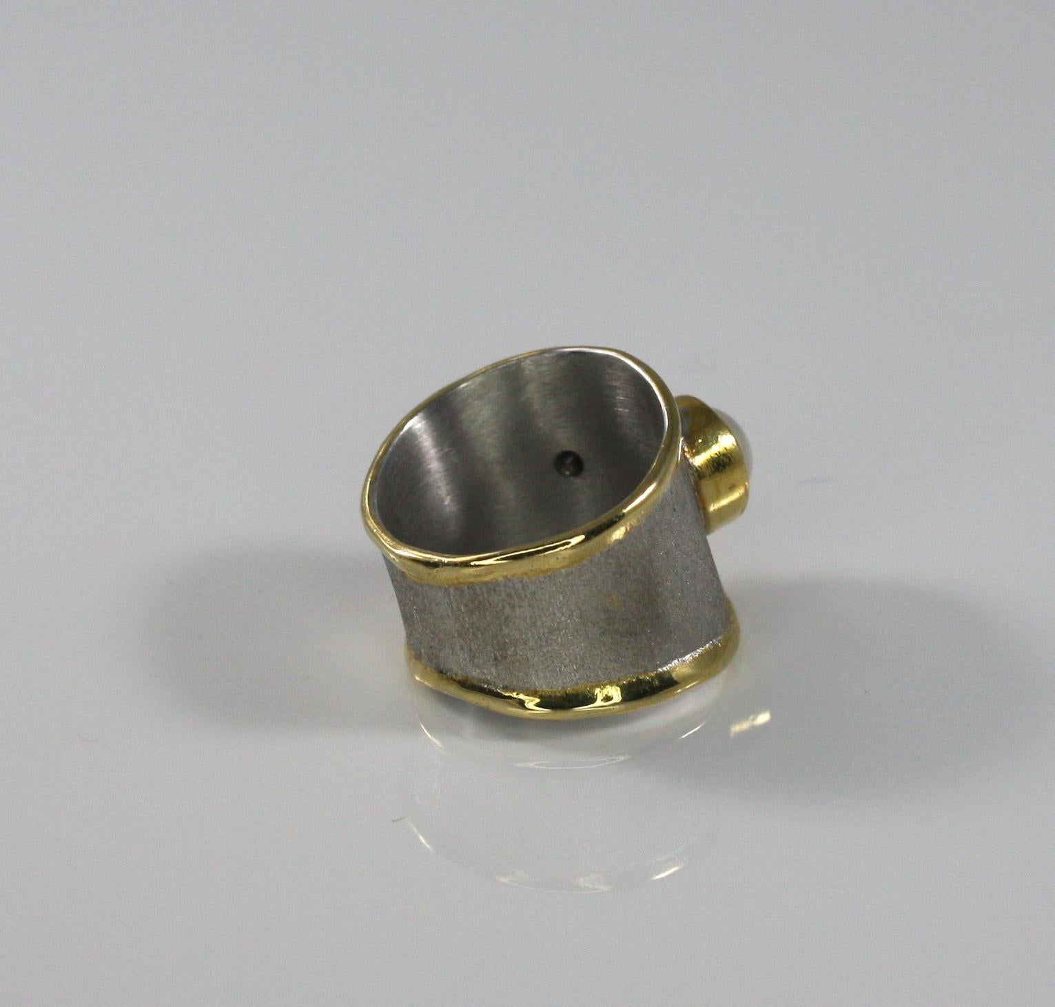 Yianni Creations Breiter Ring aus feinem Silber und 24 Karat Gold mit birnenförmigem Diamanten im Angebot 2