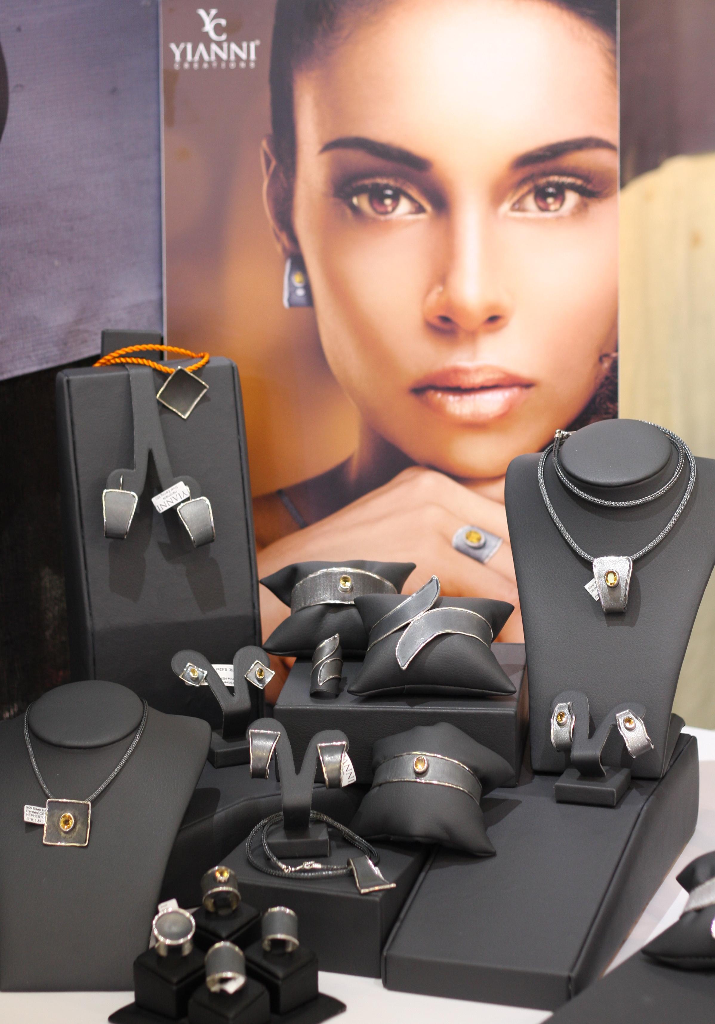Yianni Creations Boucles d'oreilles en argent fin, rhodium noir et or 24 carats avec péridots en vente 5
