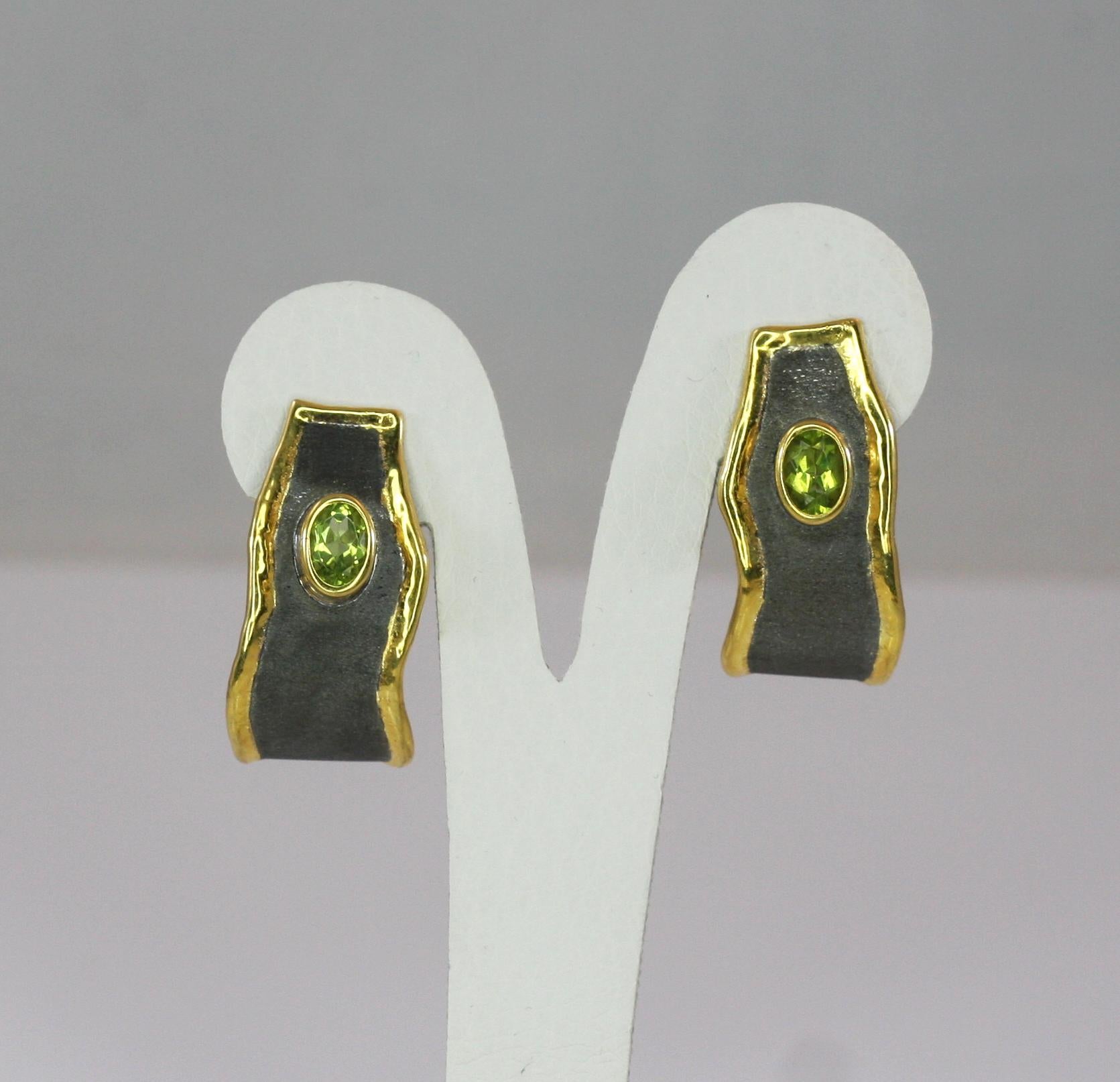 Il s'agit de boucles d'oreilles artisanales 100% faites à la main par Yianni Creations. Nouvelle collection Eclyps maintenant en exclusivité sur 1stdibs.  L'âme de ces magnifiques boucles d'oreilles est fabriquée en argent fin 950 de pureté. Les
